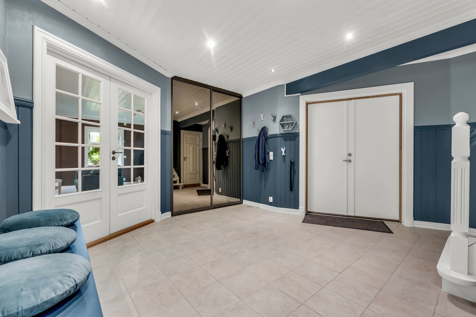 Stort og innbydende entrè med vannbåren varme i gulvet Galleribilde