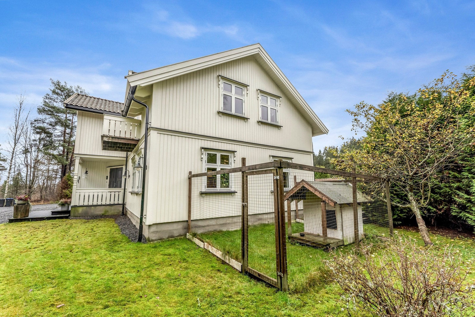 På siden av bygningen har man i dag en hundegård Galleribilde