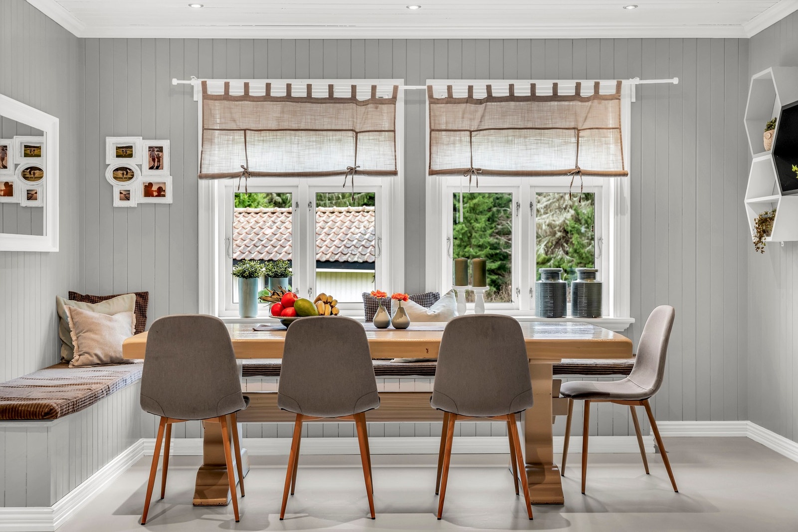 Tiltalende og flott spiseplass med store vinduer og utsikt over hagen Galleribilde