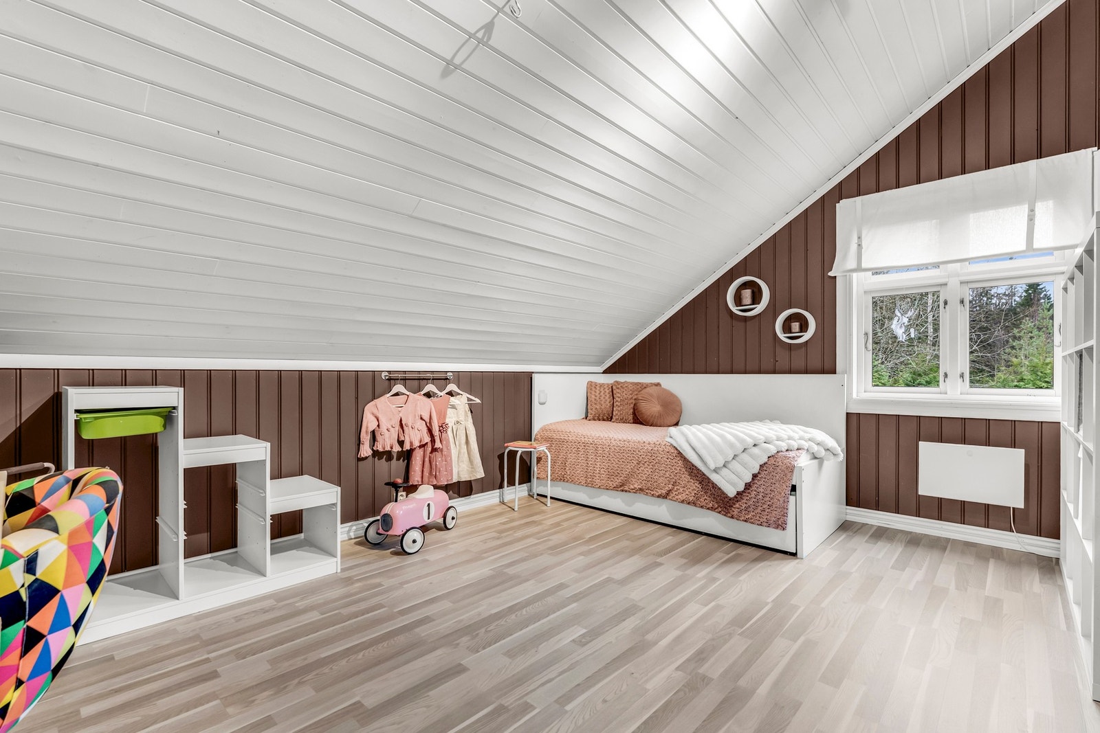 Soverom nr 3 har i vært barnerom med god plass for seng, leker, pult mm. Galleribilde