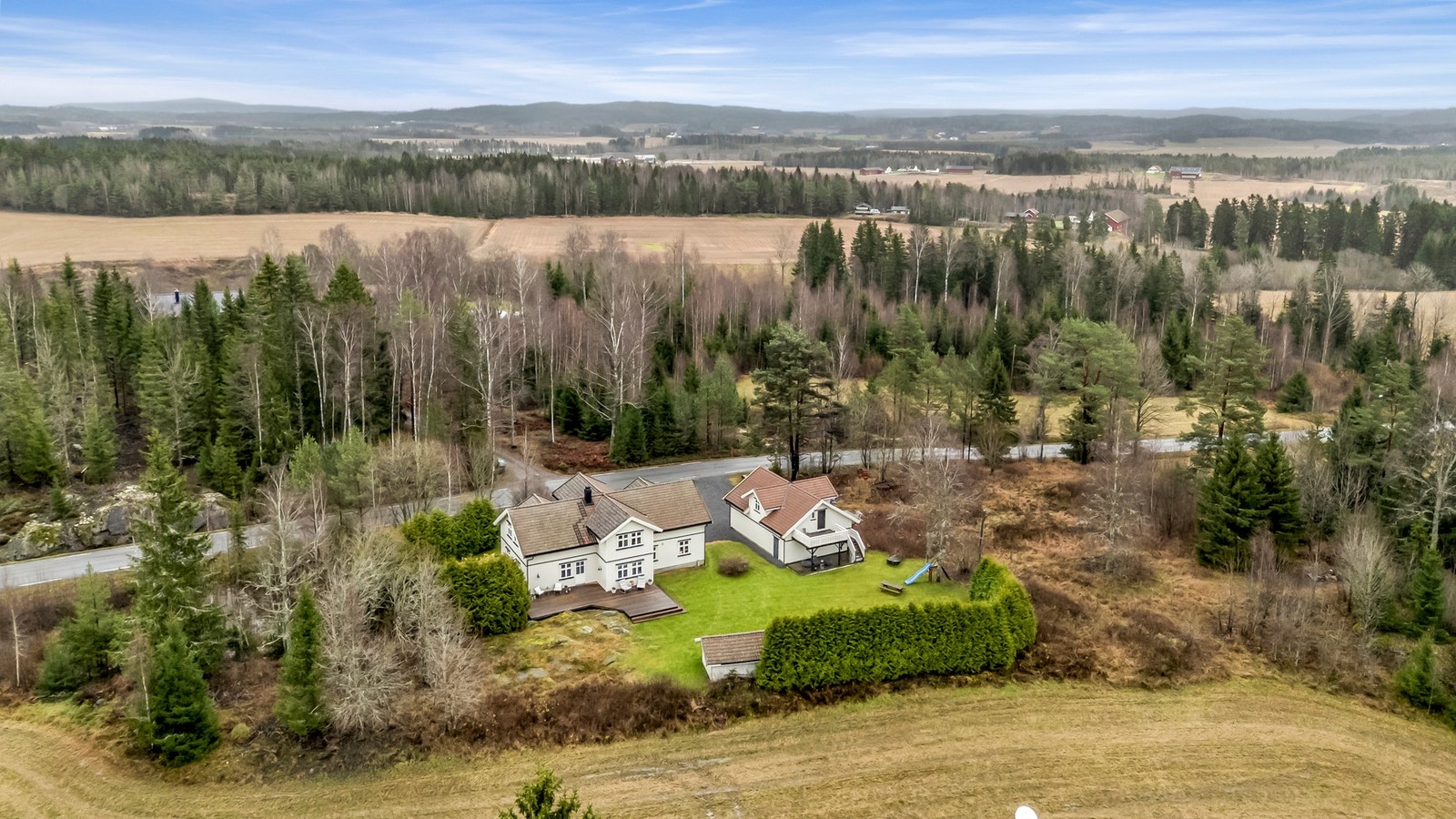 Tomten ligger landlig til i rolige omgivelser Galleribilde