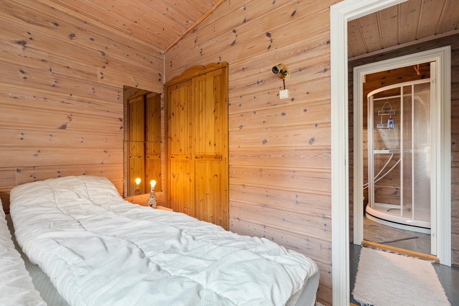 Plass for en stor seng og integrert garderobeskap Galleribilde