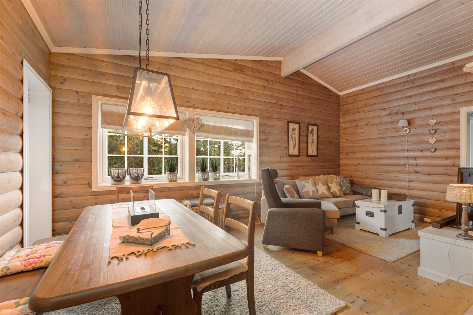 Det er laga til spiseplass hvor det er plass for et romslig spisebord Galleribilde