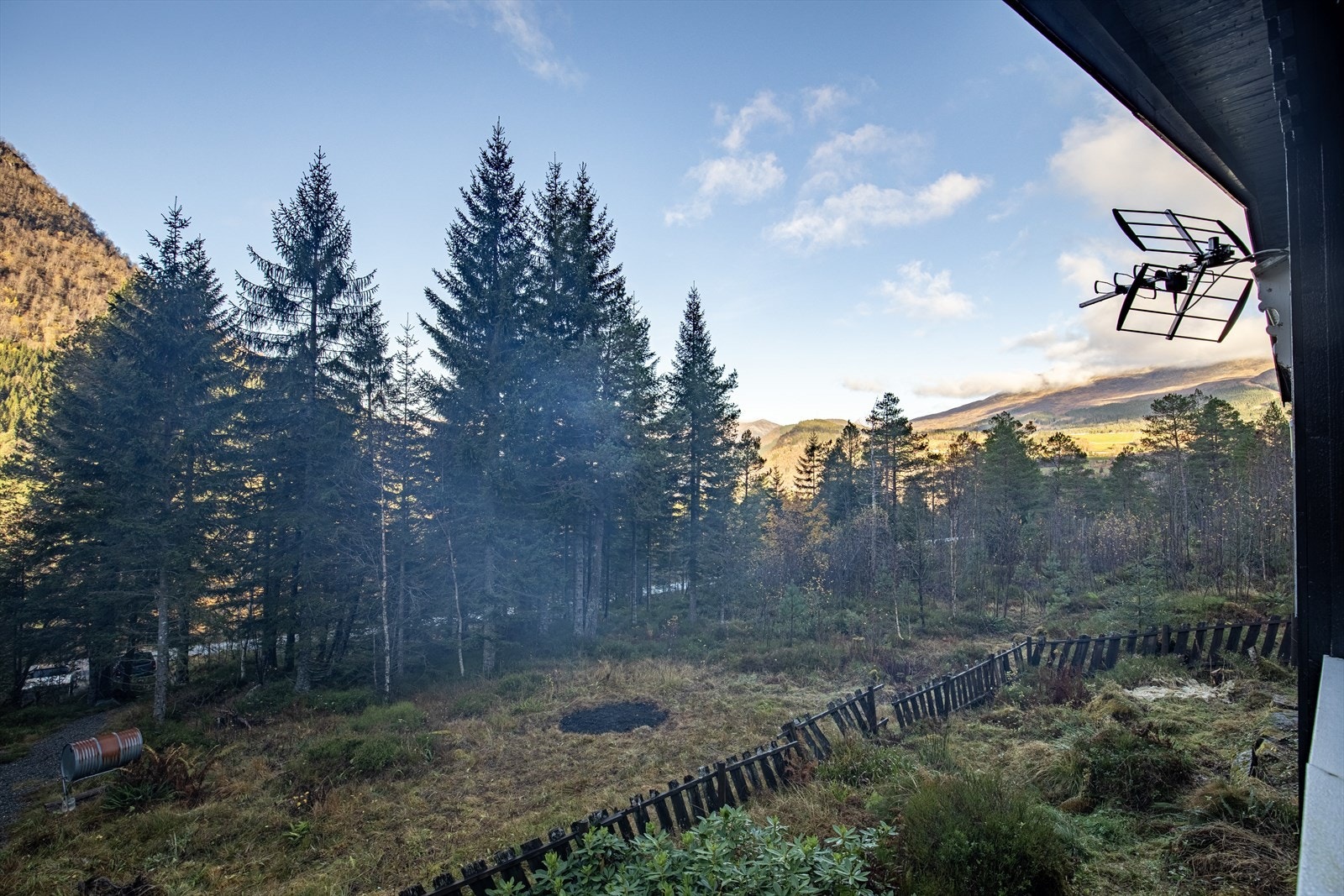 Enkel tilkomst fra vei, med plass for parkering Galleribilde