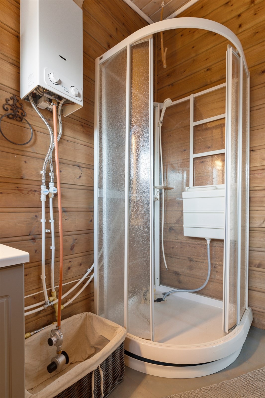 Baderom med gassfyrt varmtvann Galleribilde