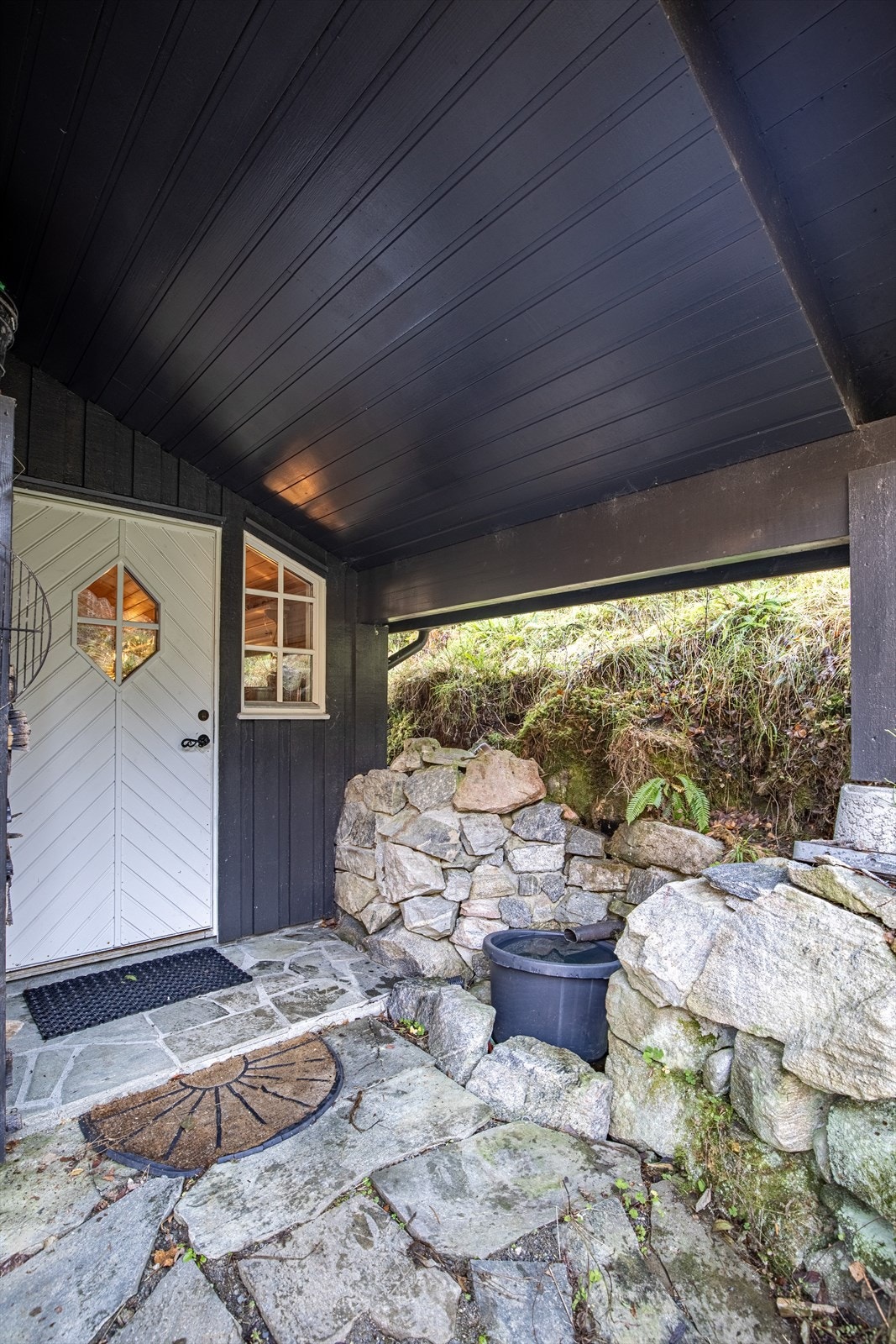 Hytten har overbygd inngangsparti Galleribilde