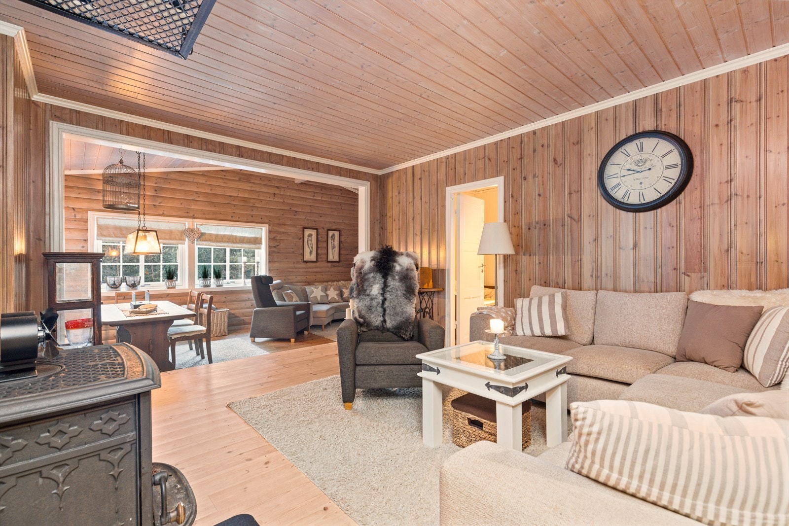 Innvendig har hytten følelsen av en modernisert klassisk hytte Galleribilde