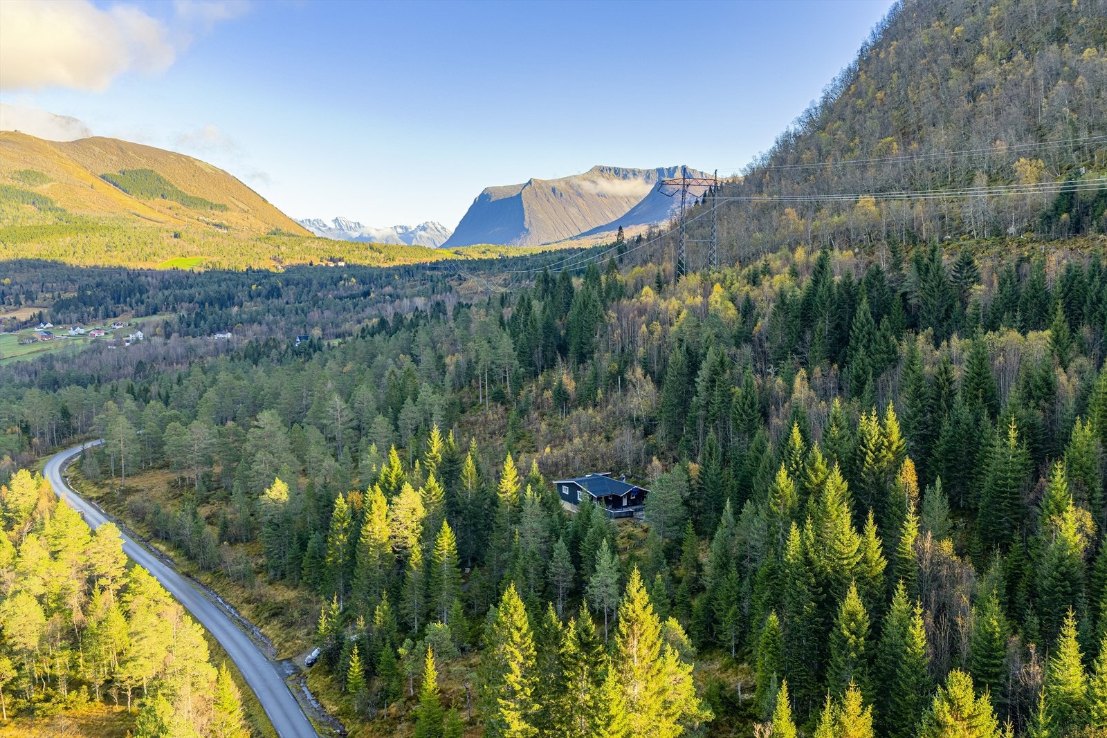 Her får du kort vei til turområder til fjells og til Vatnevatnet Galleribilde