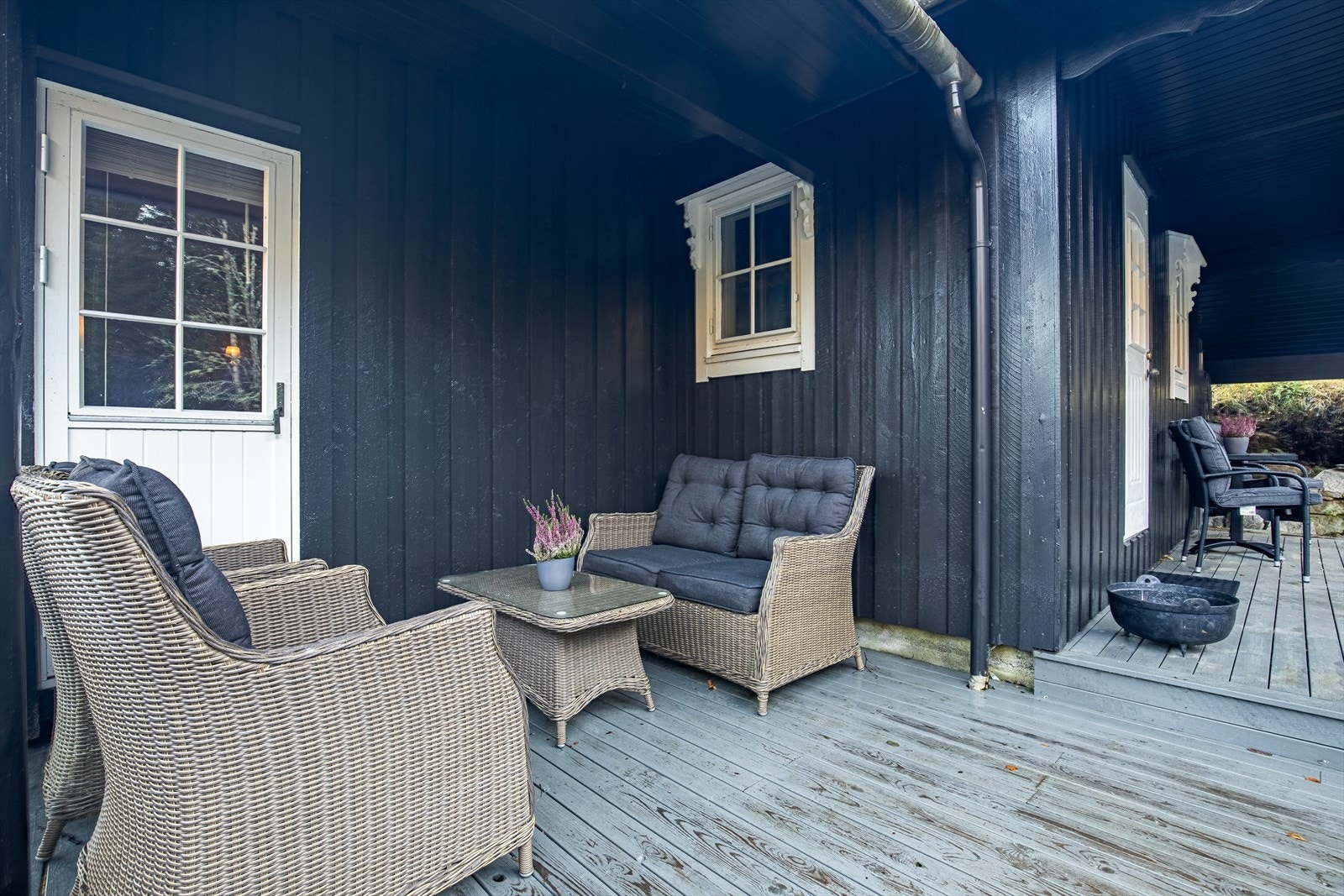 Hytten har egen vannforsyning og solcellepaneler for strøm Galleribilde