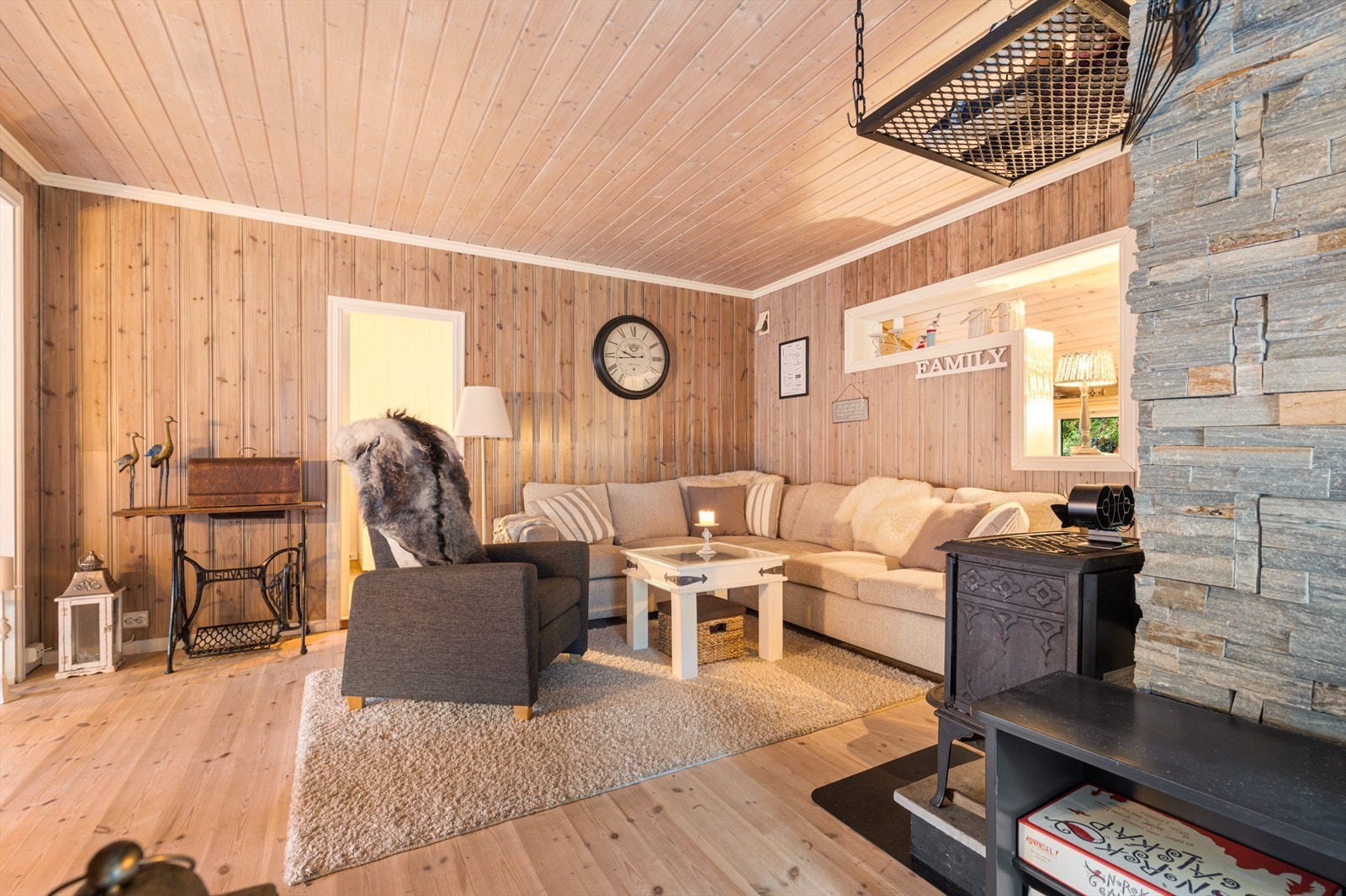 Flere stuer, her en med vedovn Galleribilde