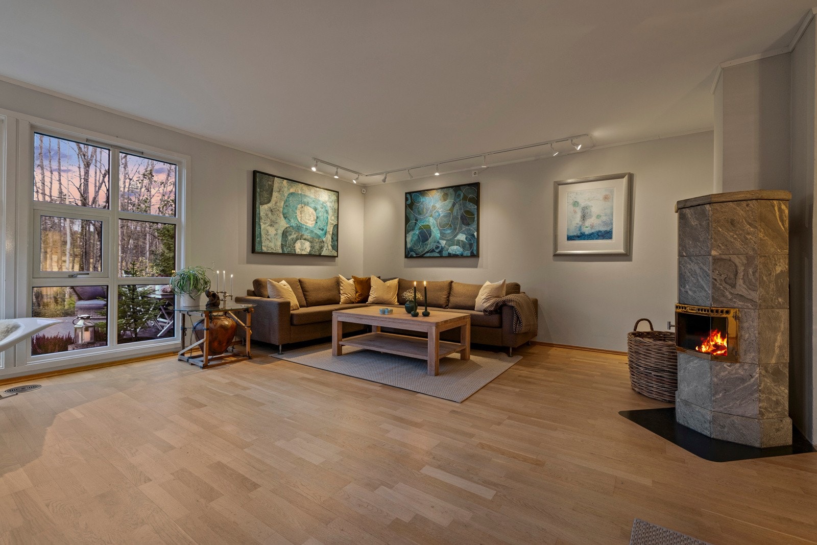 Innbydende samlingsrom for hverdag og selskap. Lekker klebersteinspeis. Galleribilde