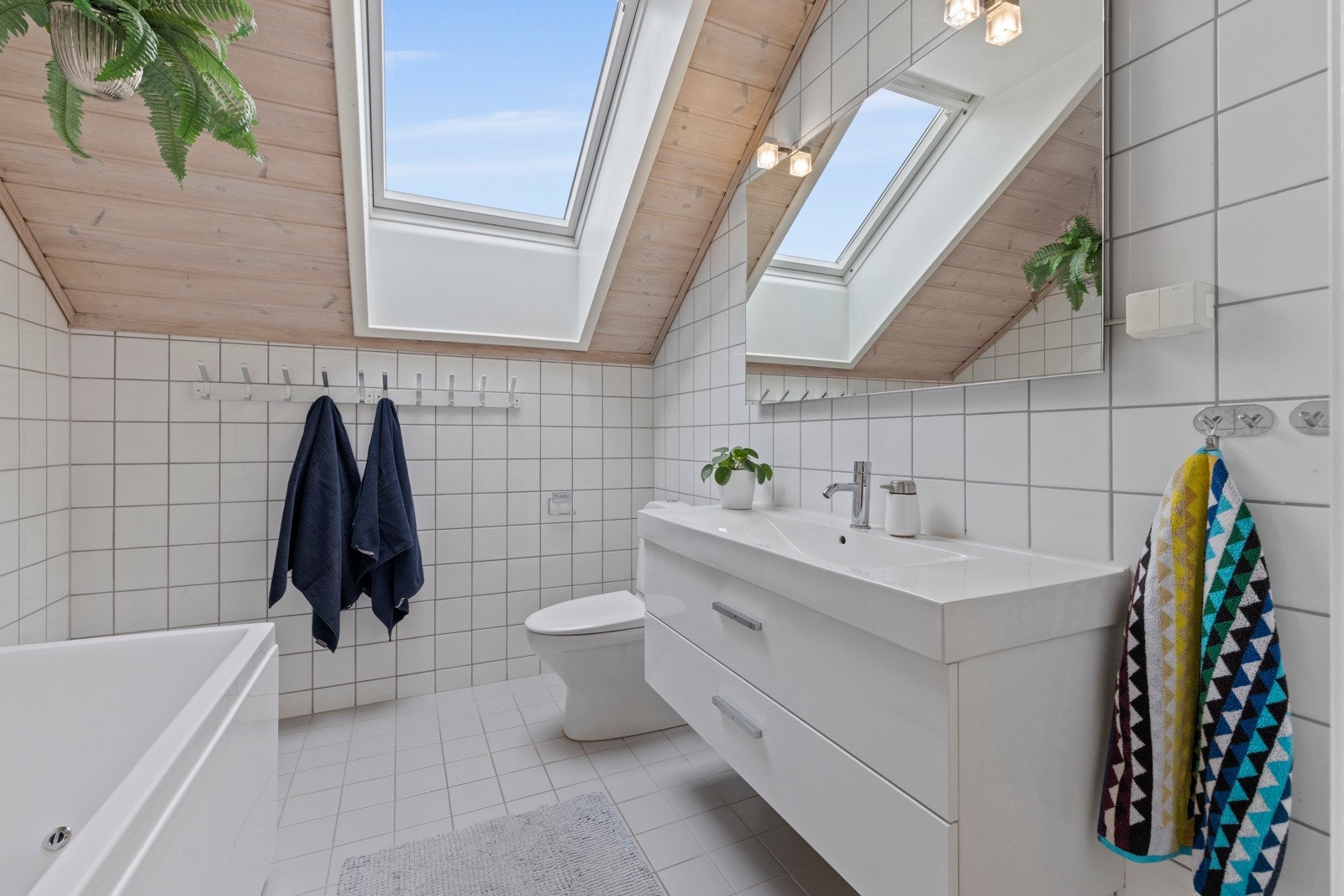 Tiltalende baderom med flislagte overflater og gulvvarme. Baderommet er fra byggeårene. Galleribilde