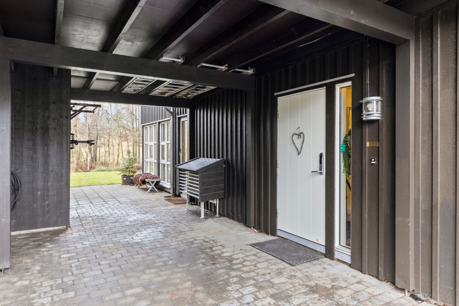Inngangsparti ute - overbygget adkomst som gir en lun og tørr entré. Galleribilde