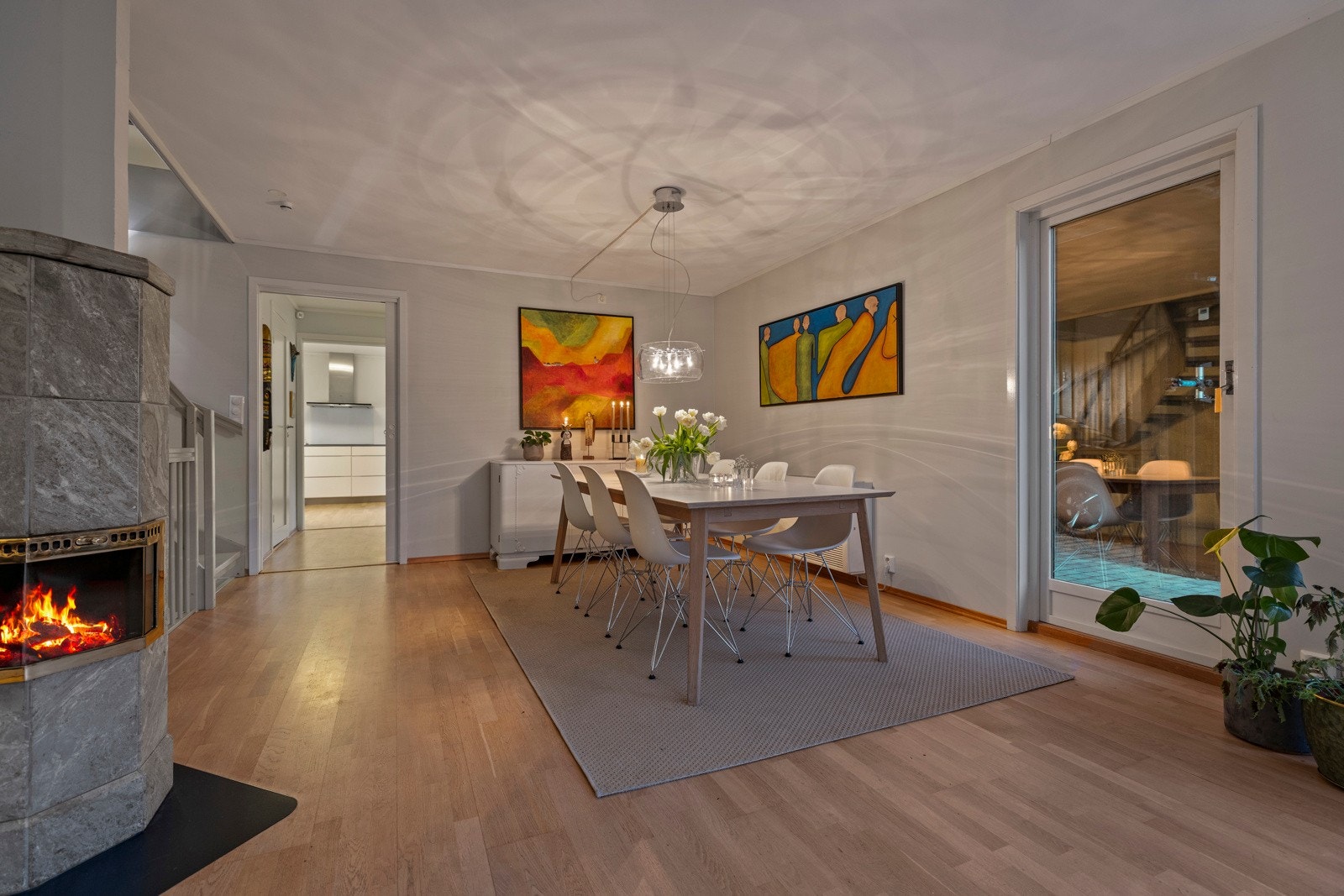 Lun atmosfære, store vindusflater og plass til både sofagruppe og spisebord. Galleribilde