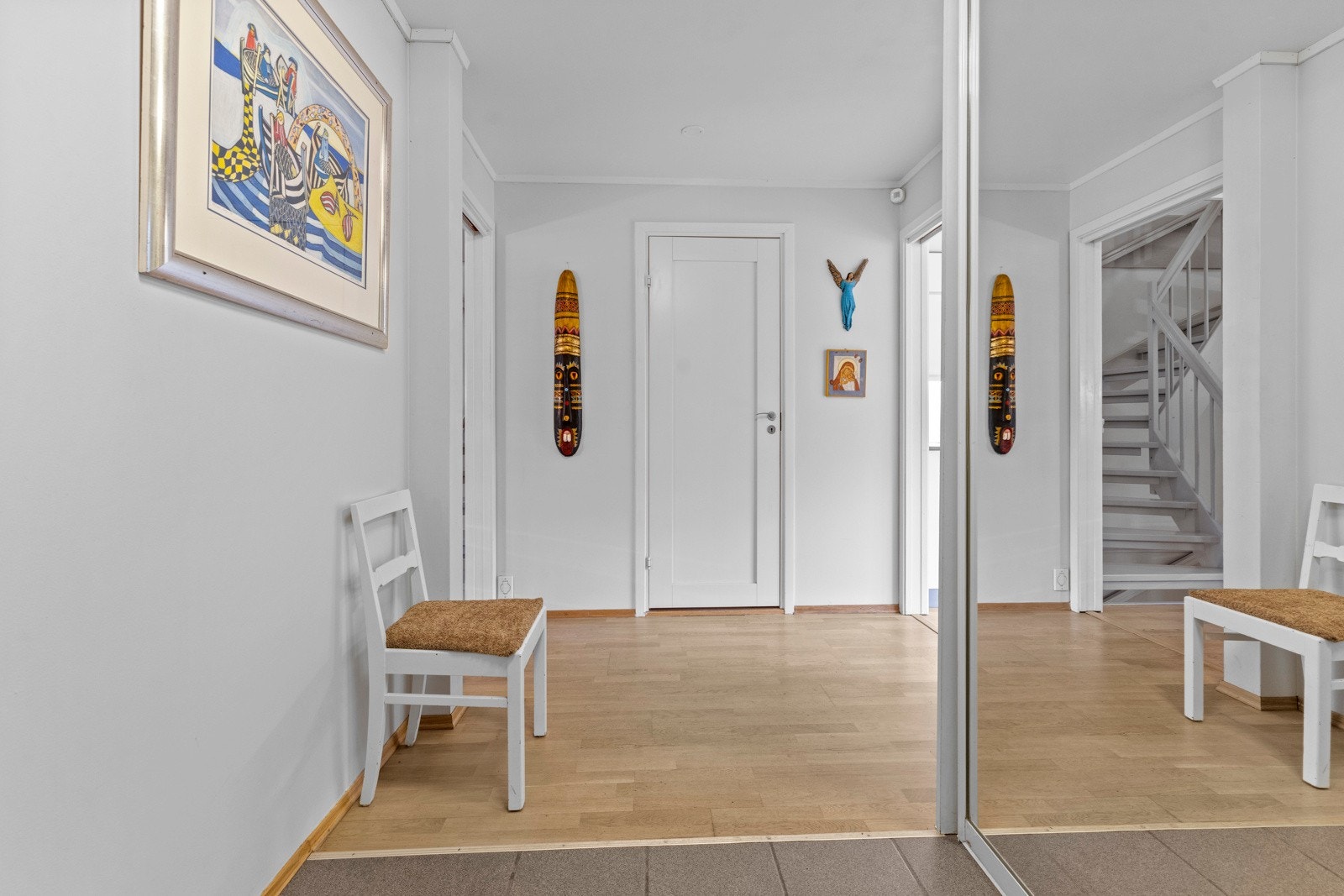 Romslig entré med flislagt gulv. God plass til oppbevaring i skyvedørsgarderobe. Galleribilde
