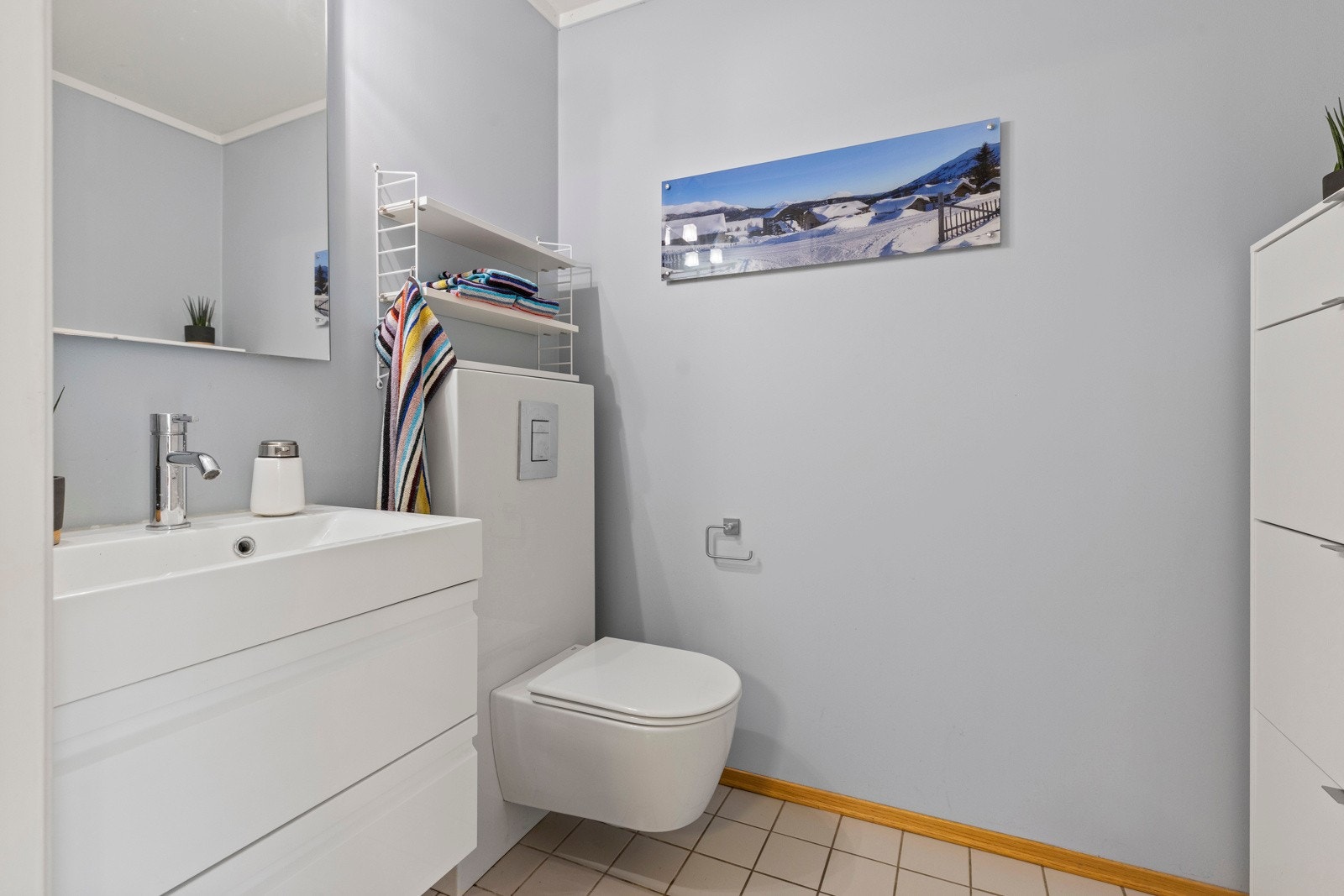 Toalettrom i 1. etasje - praktisk plassert gjestetoalett med flislagt gulv. Galleribilde