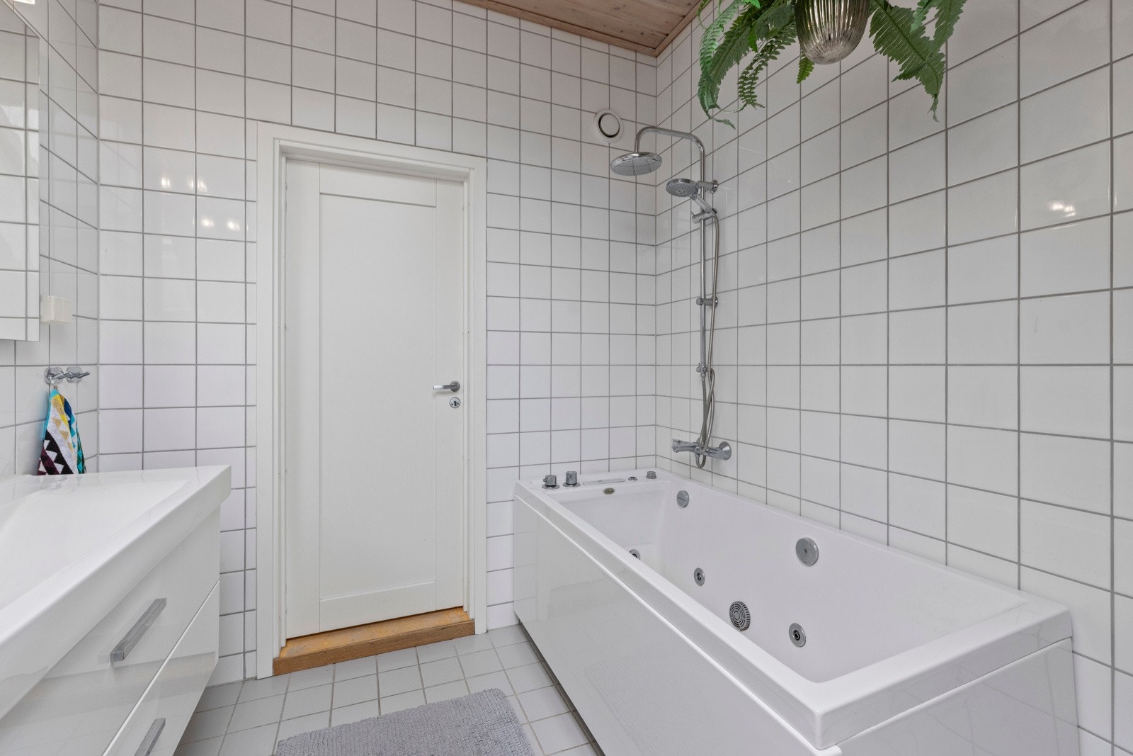 Tiltalende baderom med flislagte overflater og gulvvarme. Baderommet er fra byggeårene. Galleribilde