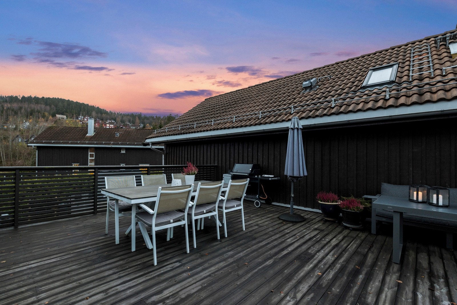 Utsikt på begge sider av huset. Trapp ned til hageareal og markterrassen. Galleribilde