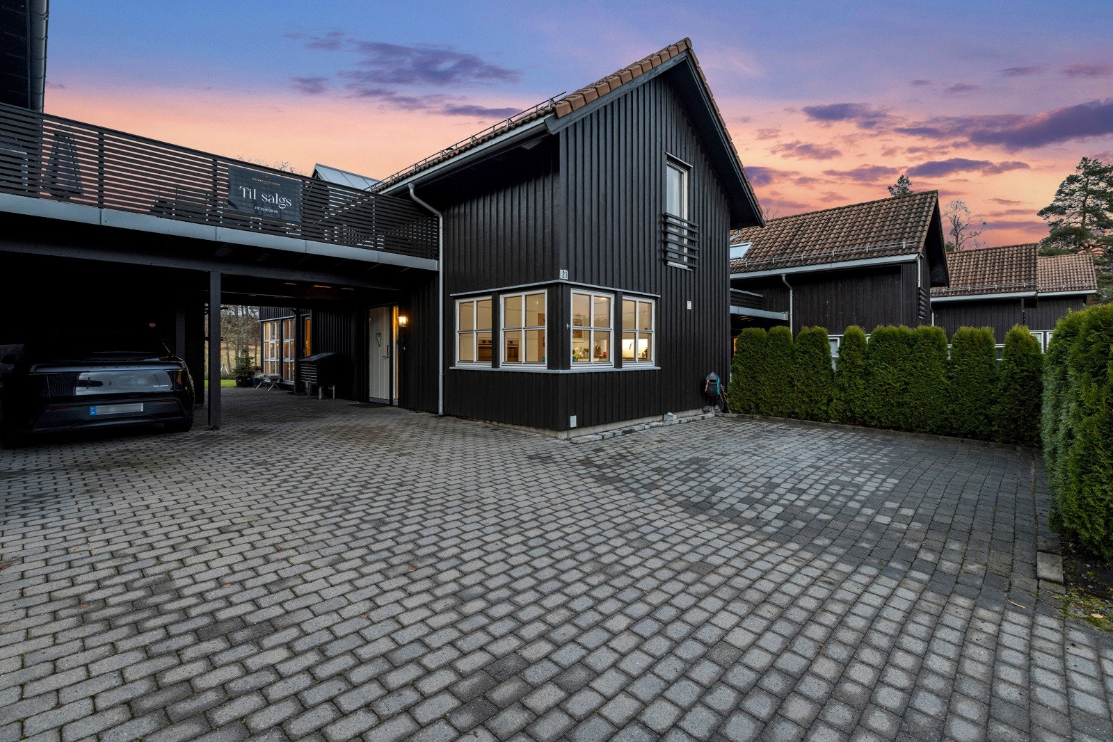 Romslig enebolig over tre plan med solrike uteplasser og barnevennlig beliggenhet i naturskjønne Lommedalen! Galleribilde