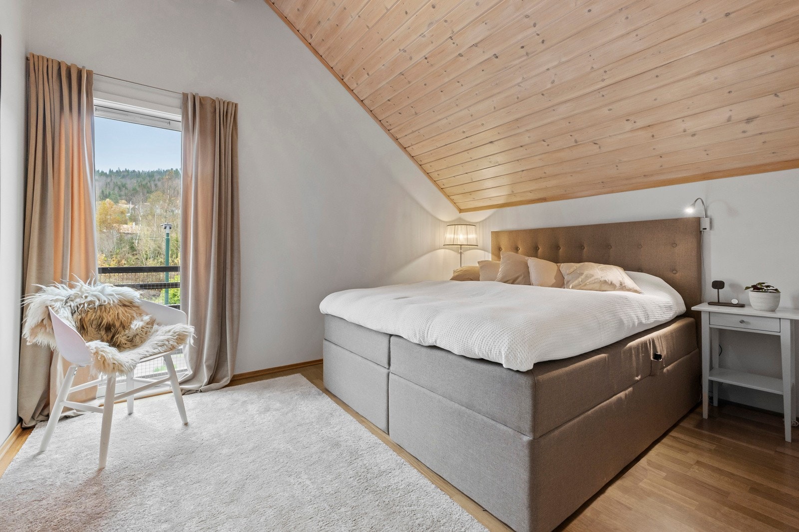 Romslig hovedsoverom med god plass til dobbeltseng og nattbord på hver side. Galleribilde
