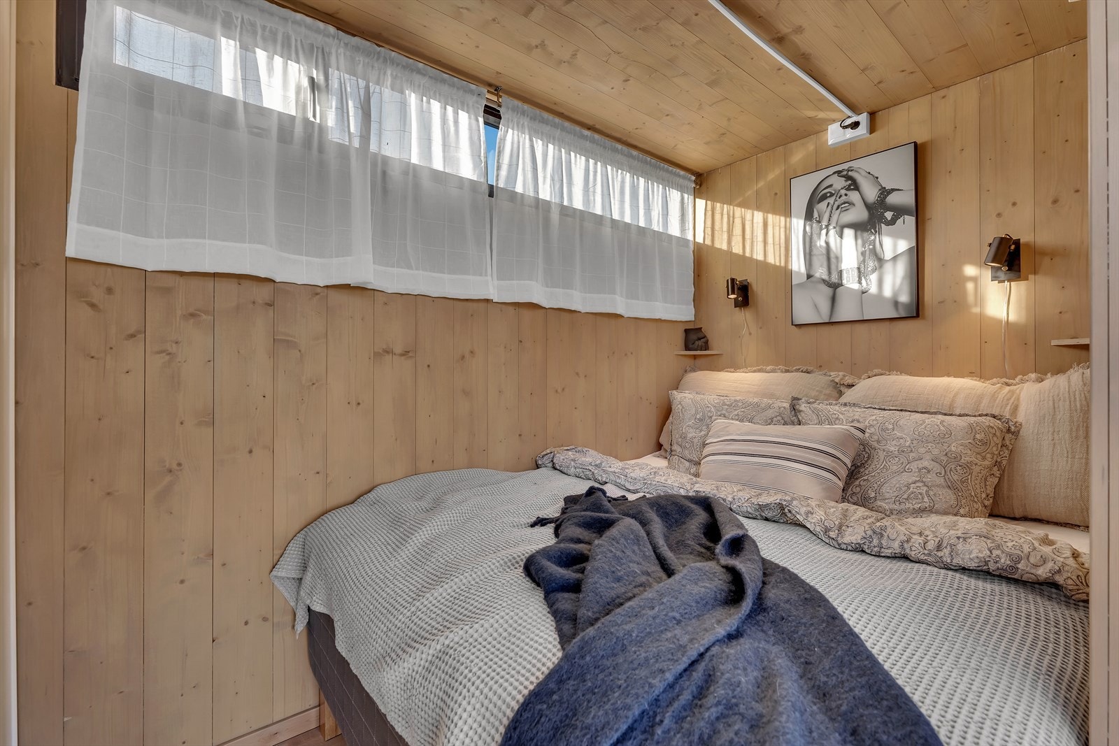 Hovedsoverom med plass til stor seng. Her er det også bygd et plassbygd garderobeskap. Galleribilde