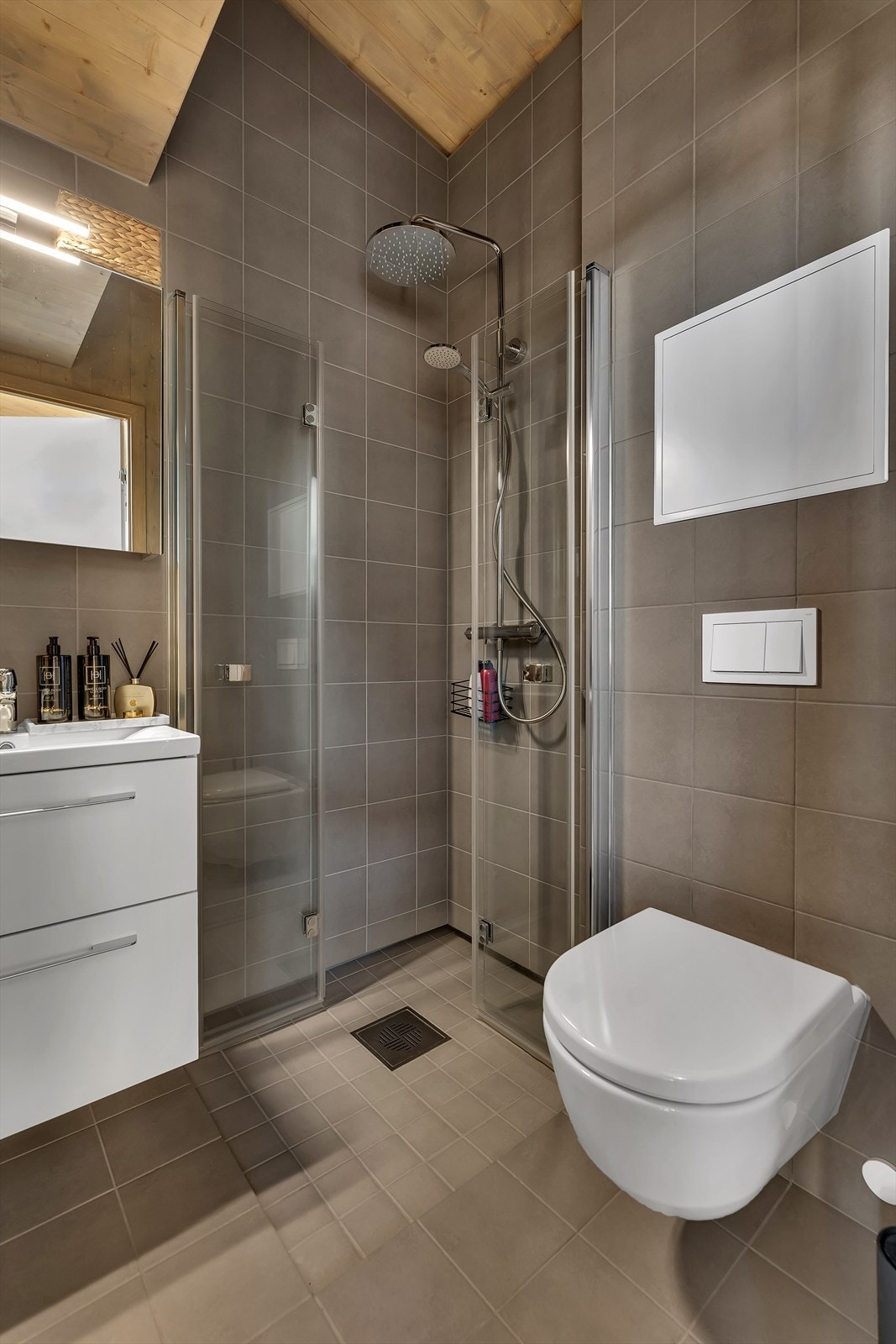 Helfliset baderom med behagelig gulvvarme Galleribilde