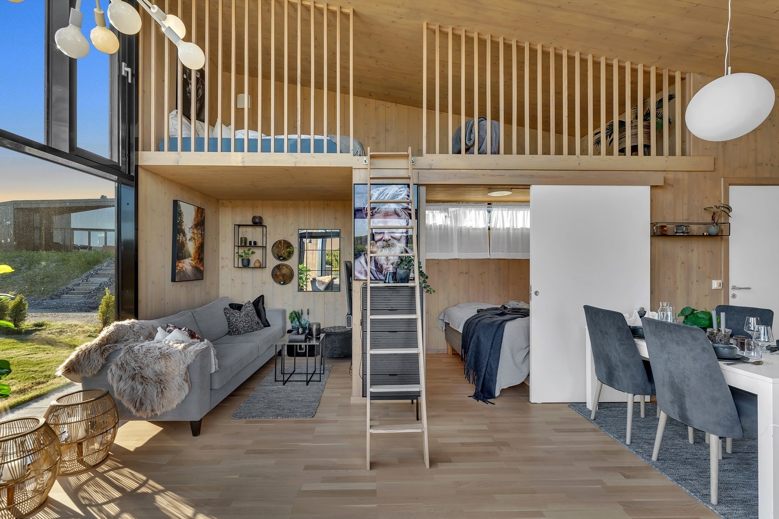 Hems med adkomst via stige. Gulvareal på cirka 8 m² Galleribilde