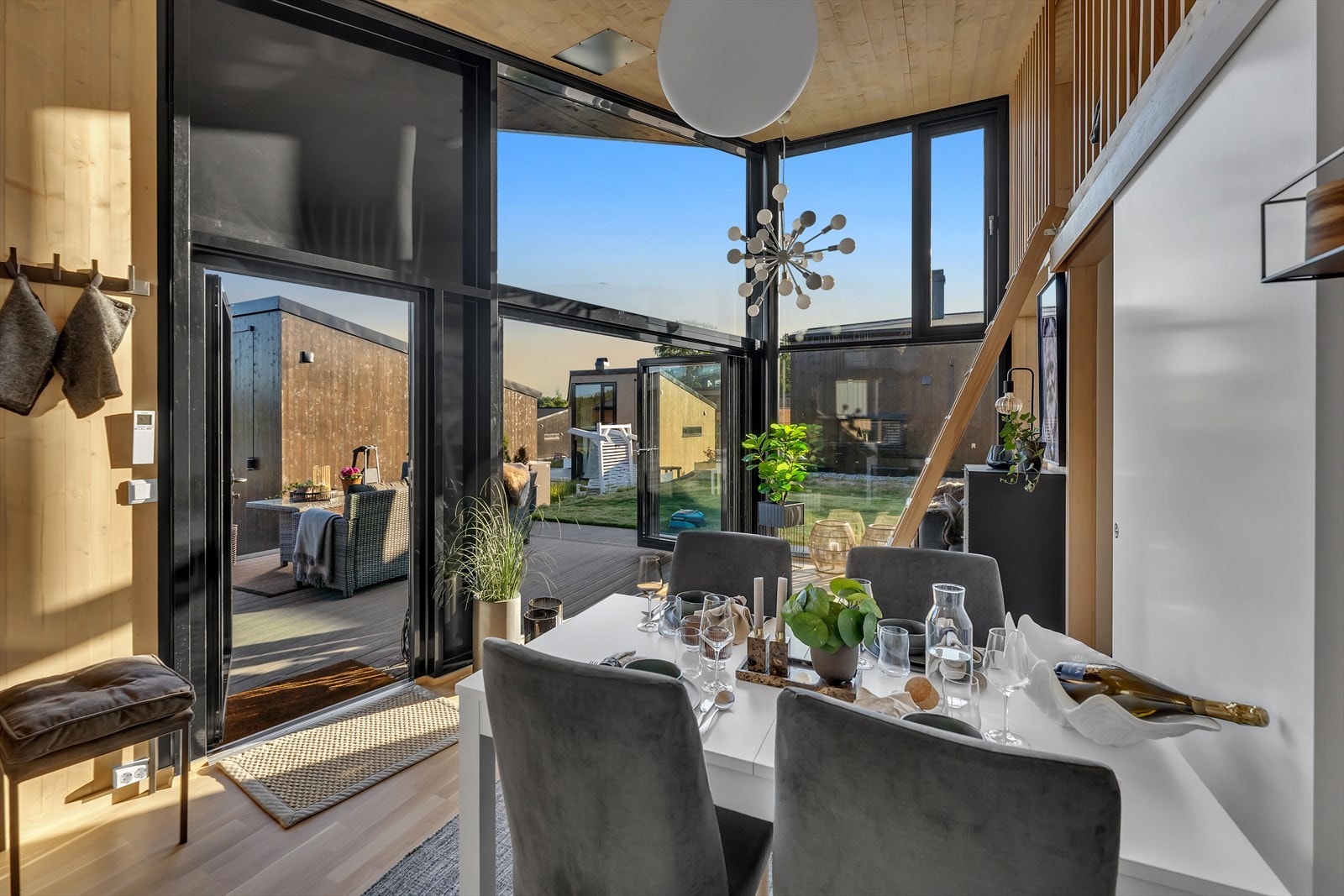 Innvendig er det parkett på gulvene og panel på veggene Galleribilde