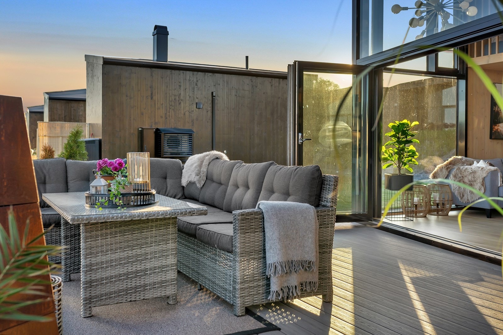 Terrassen er hele 25 m² med god plass til ulike sittegrupper, grill og alt som hører hytta med Galleribilde