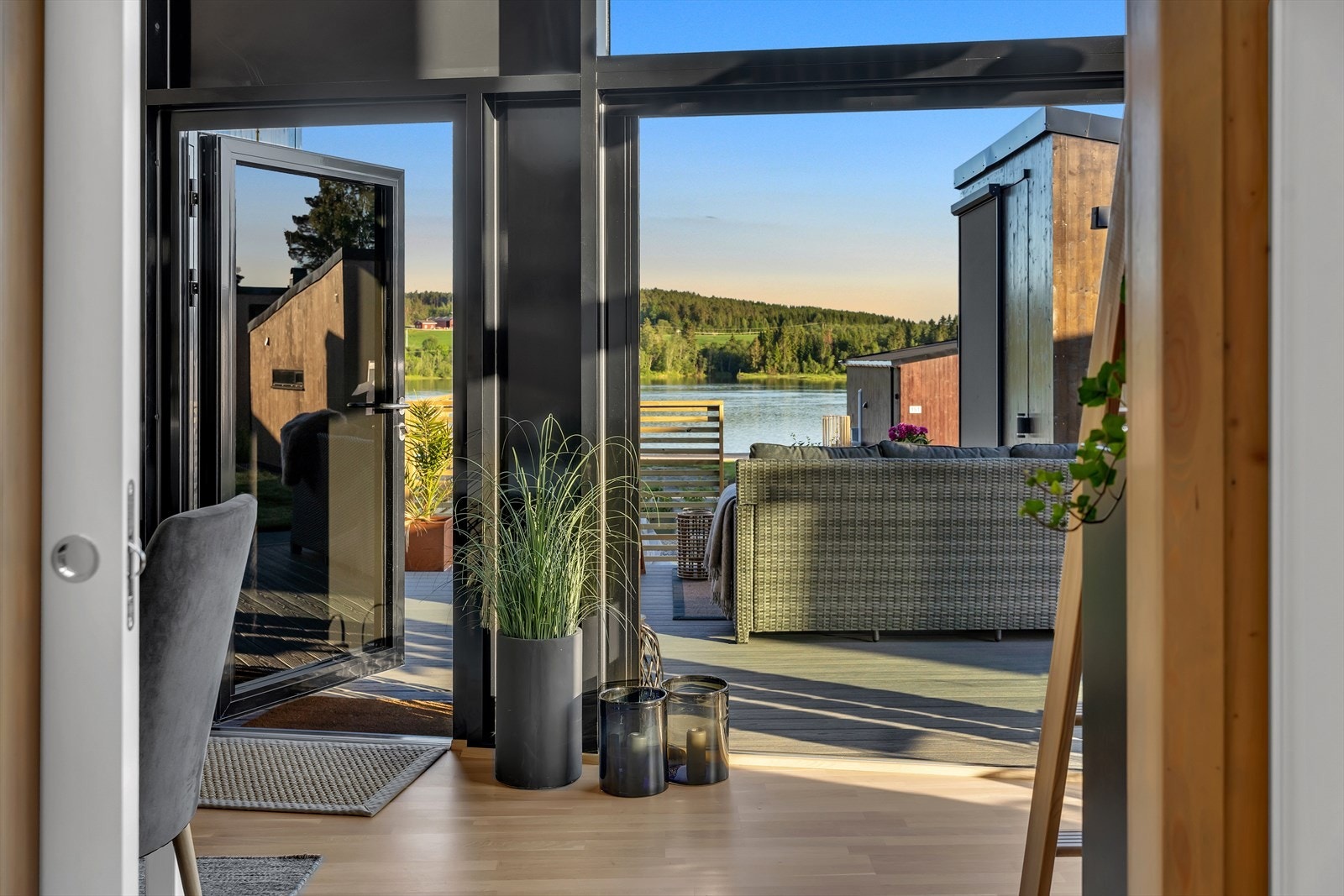 Utearealet og naturen blir en fin forlengelse av hyttas rom Galleribilde