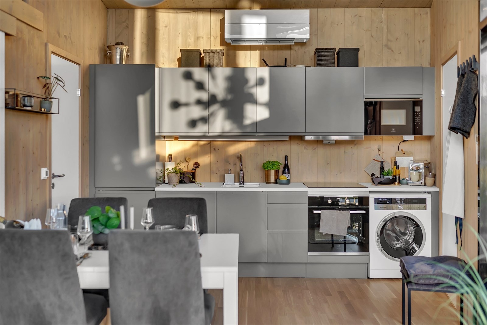 Tidsriktig kjøkkeninnredning fra HTH med integrerte hvitevarer Galleribilde