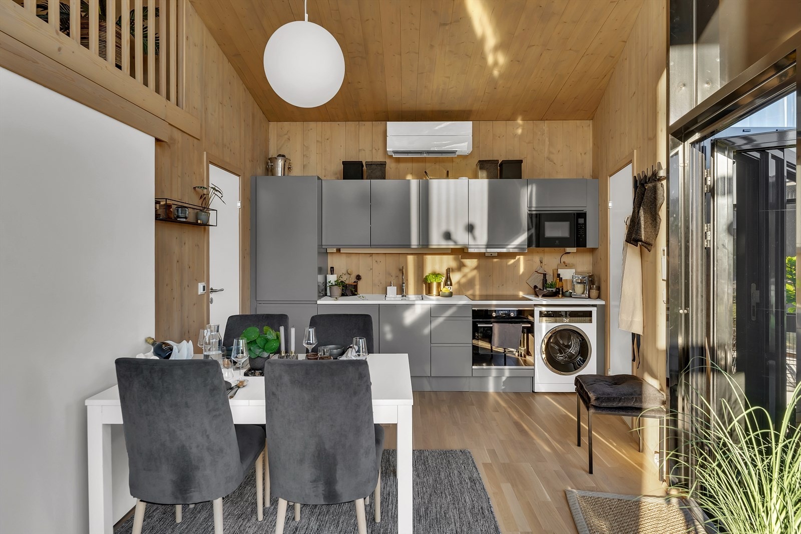 Innredning med glatte fronter, laminat benkeplate og ett-greps blandebatteri Galleribilde