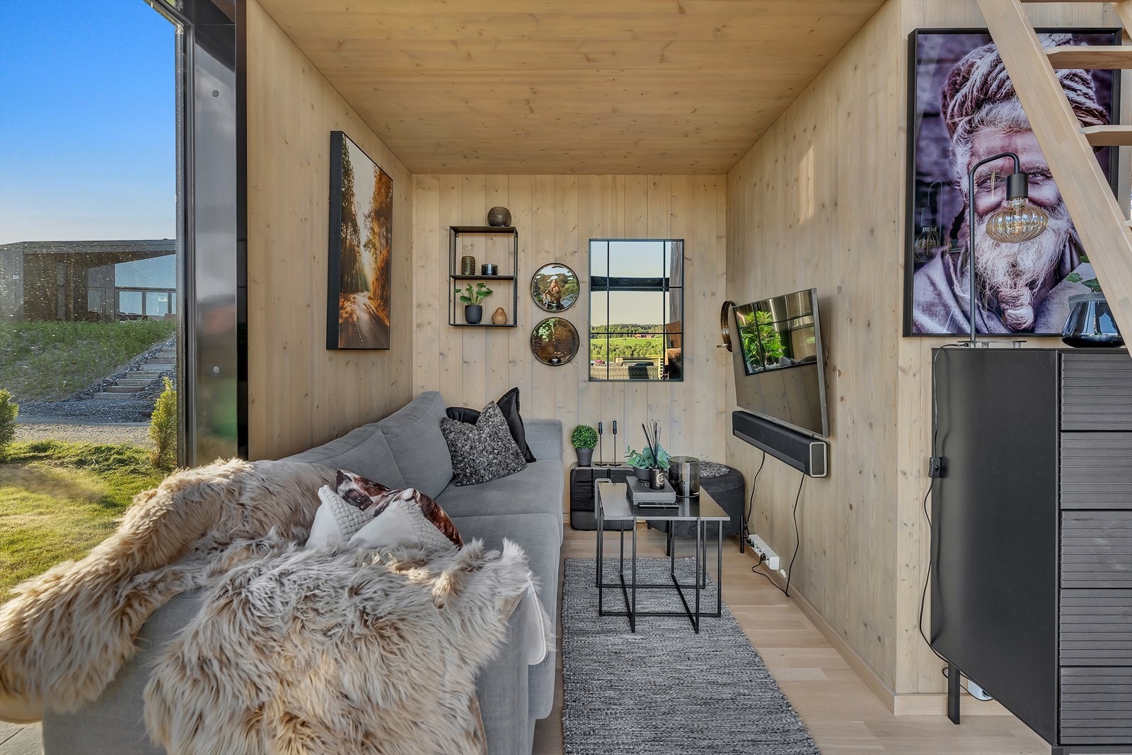 En hyggelig sofakrok med mulighet for å nyte roen og den fine utsikten Galleribilde