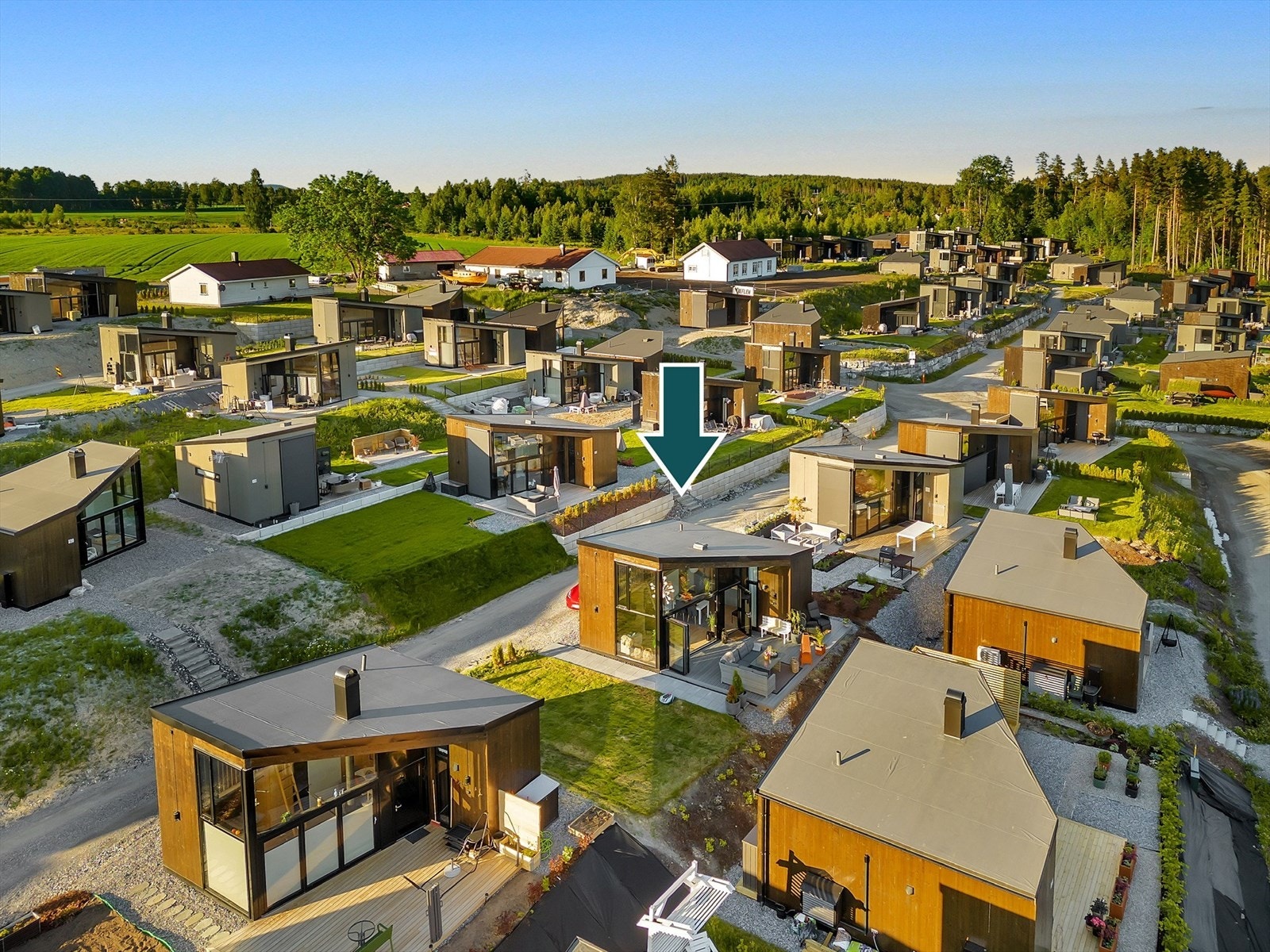 Hytta er en del av Nes Strandhager og ligger tett på stranden i idylliske omgivelser. Galleribilde