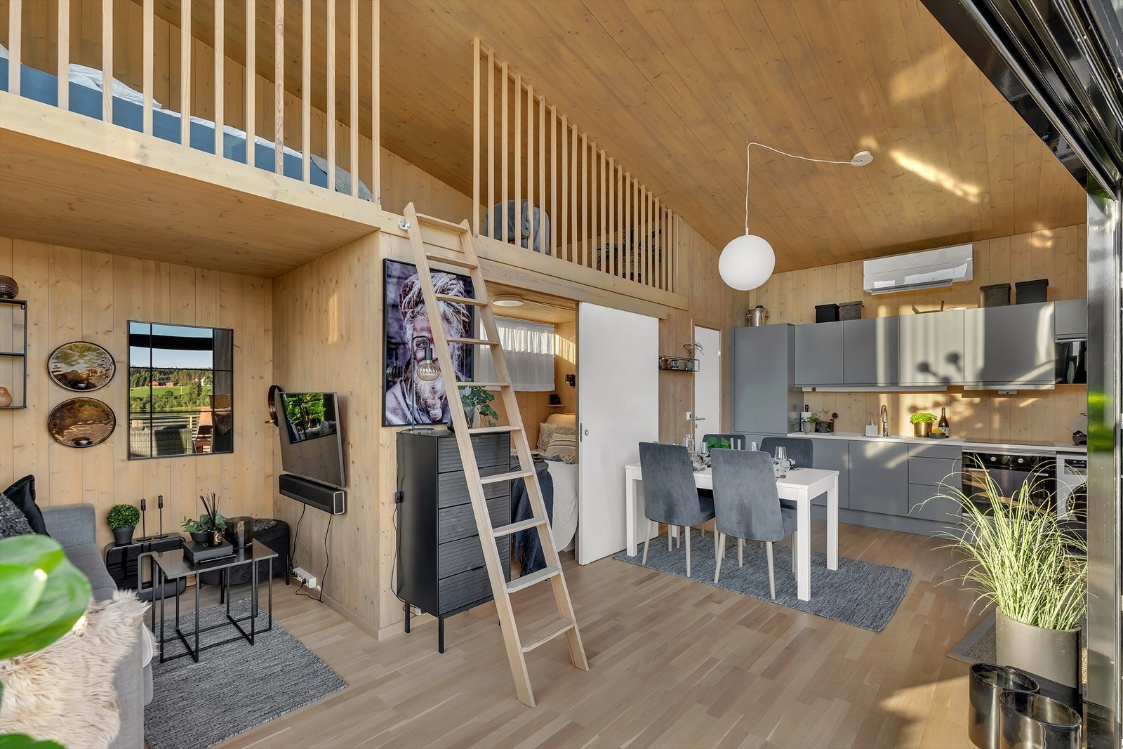 Takhøyden er på hele 4 meter på det høyeste og gir en luftig romfølelse Galleribilde