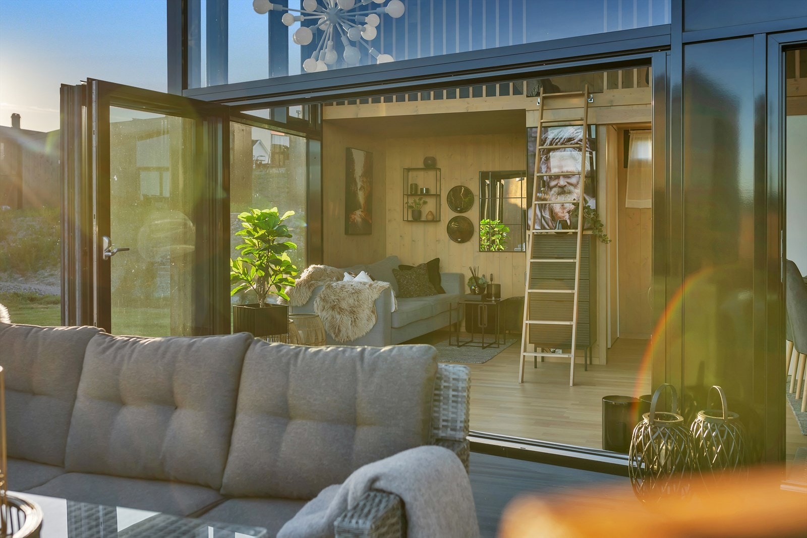 Vinduer fra gulv til tak skaper en utrolig opplevelse av å få naturen direkte inn i hytta Galleribilde