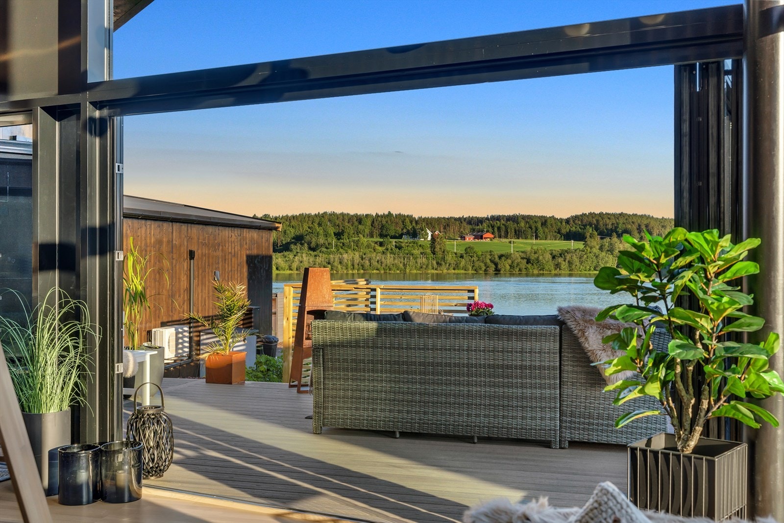 Store vindusflater slipper rikelig med naturlig lys inn i hytta, samt mulighet til å nyte den gode utsikten Galleribilde