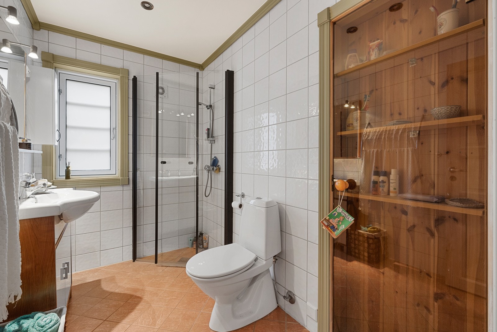 Pent, flislagt bad med varmekabler i gulv. Galleribilde