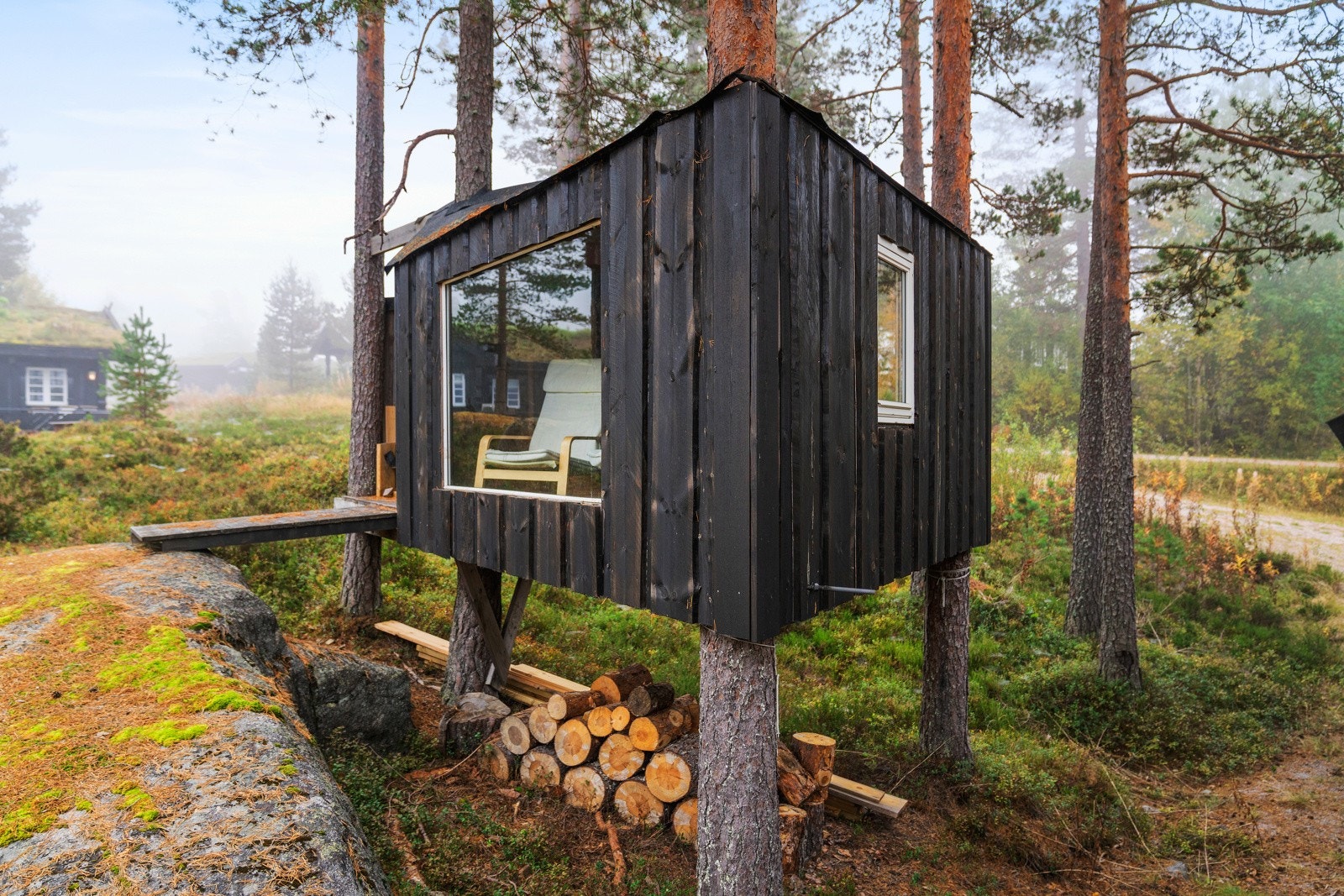 Det laget en koselig liten trehytte der det er satt inn glassvindu og dør. Her er det innredet med stoler slik at man kan sitte lunt og fint og nyte det fine landskapet Galleribilde