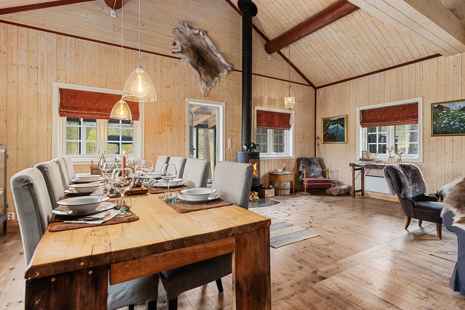 Her er det plass til stort spisebord der man kan samle storfamilien eller vennegjengen. Galleribilde