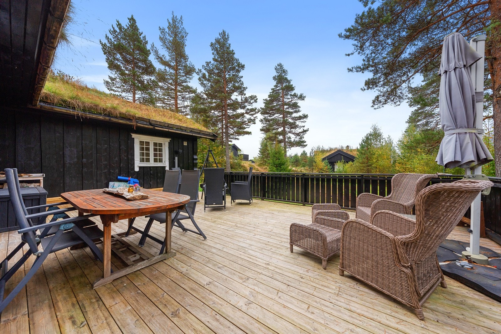 Stor terrasse med gode solforhold Galleribilde