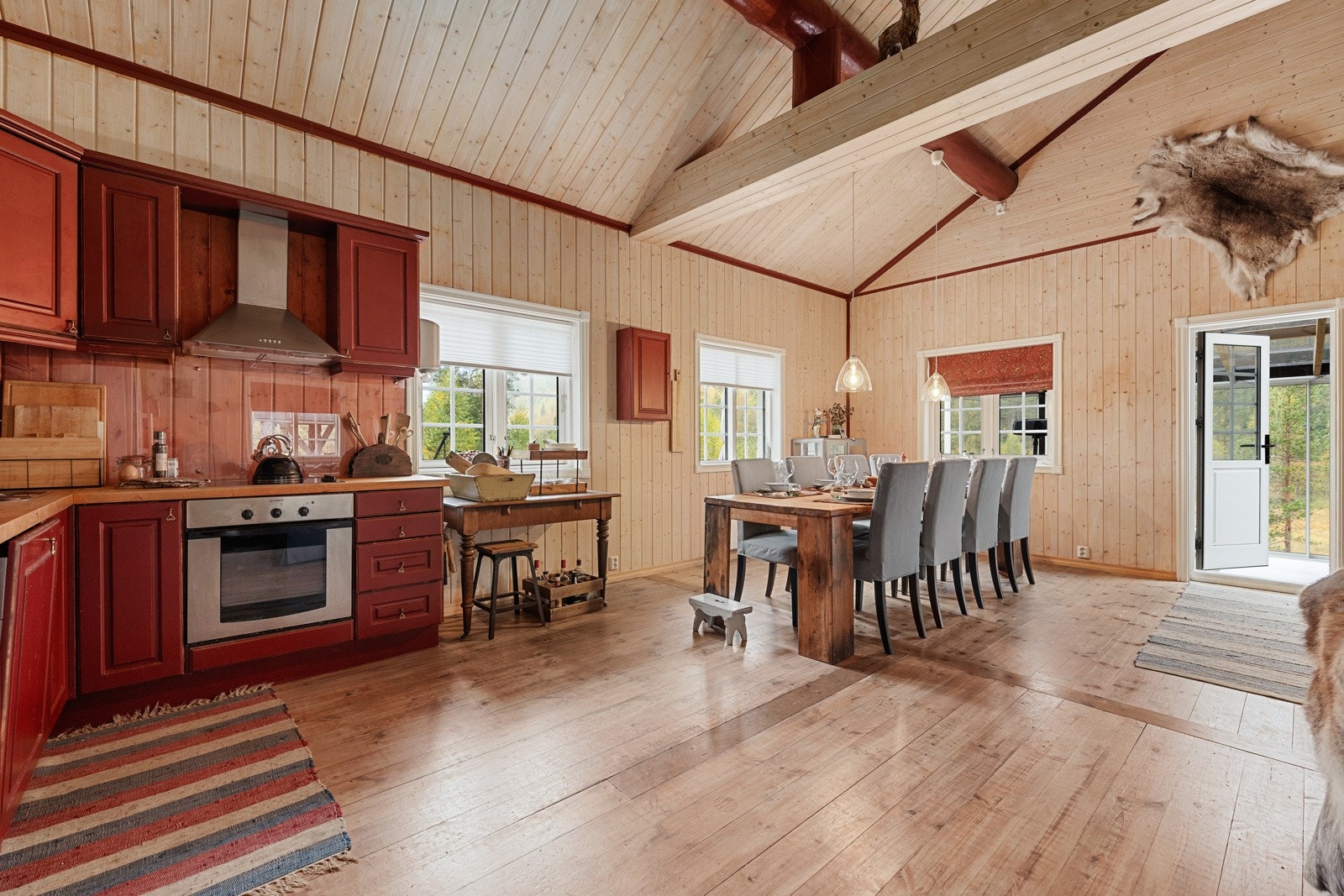 Innredningen har integrert stekeovn, platetopp og oppvaskmaskin. Galleribilde