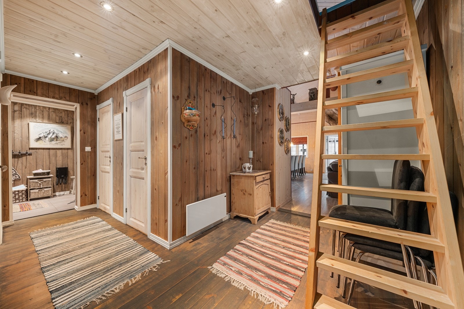 Gang med trapp opp til hems Galleribilde