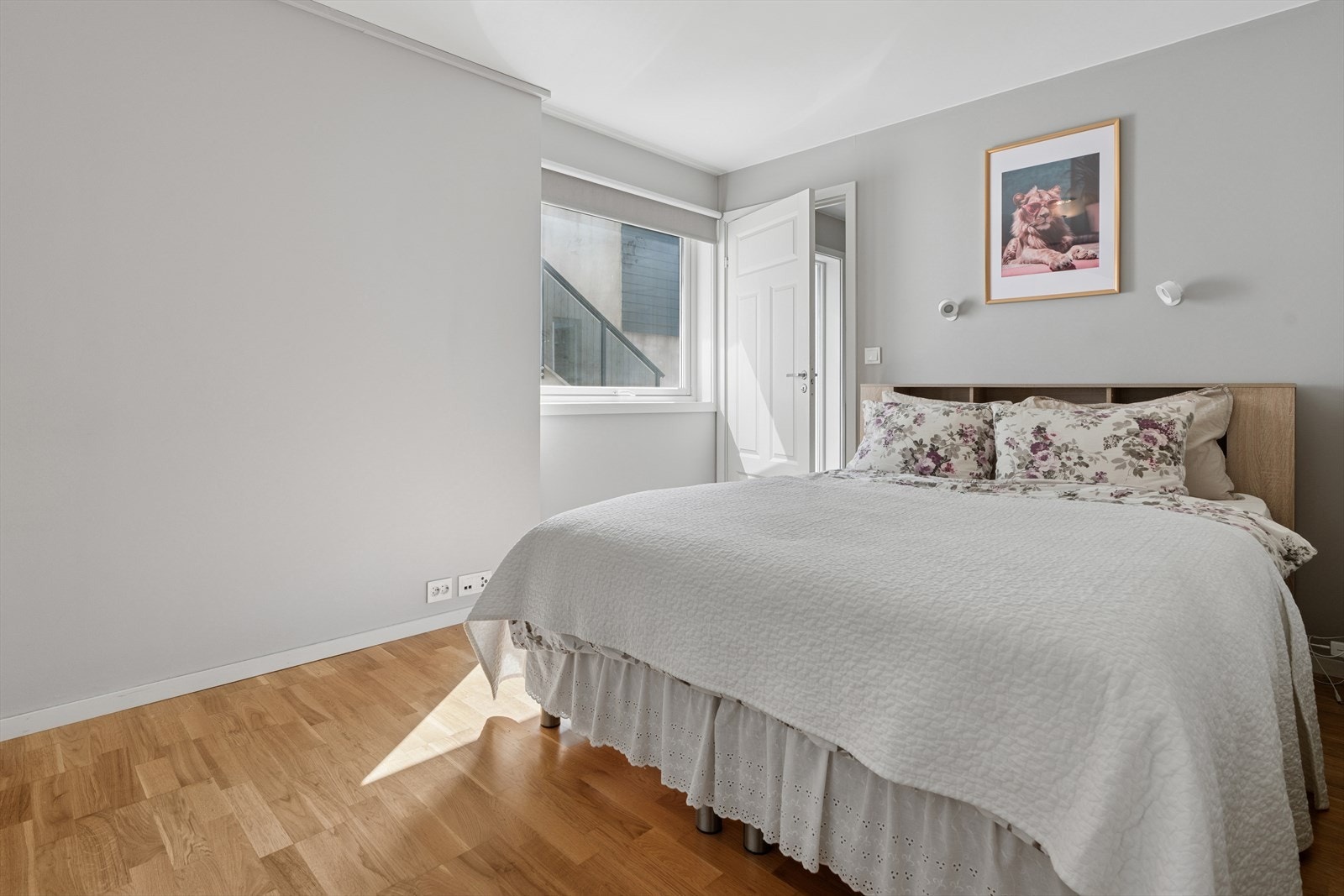 Soverom 1 i utleiedelen er i dag innredet som hovedsoverom og har god plass til både dobbeltseng og garderobe. Galleribilde