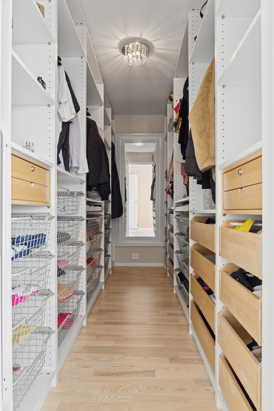 Garderoberom tilhørende hovedsoverommet som er utstyrt med rikelig med skapplass. Galleribilde