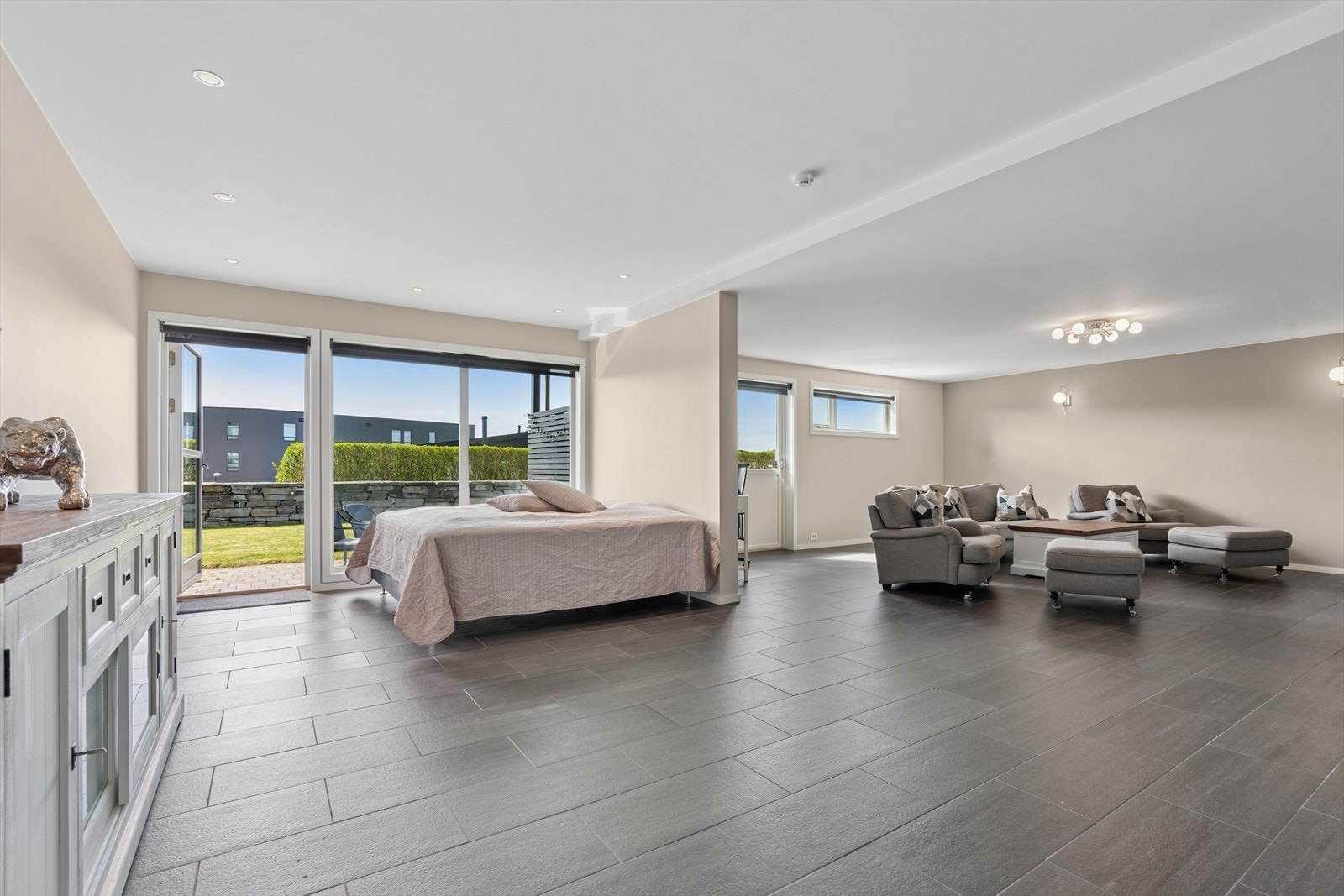 I underetasjen har hoveddelen en stor stue i åpen løsning med kjøkken. Et ypperlig rom hvor ungdommene i familien kan trekke seg tilbake. (Se punkt "ferdigattest" i salgsoppgaven) Galleribilde