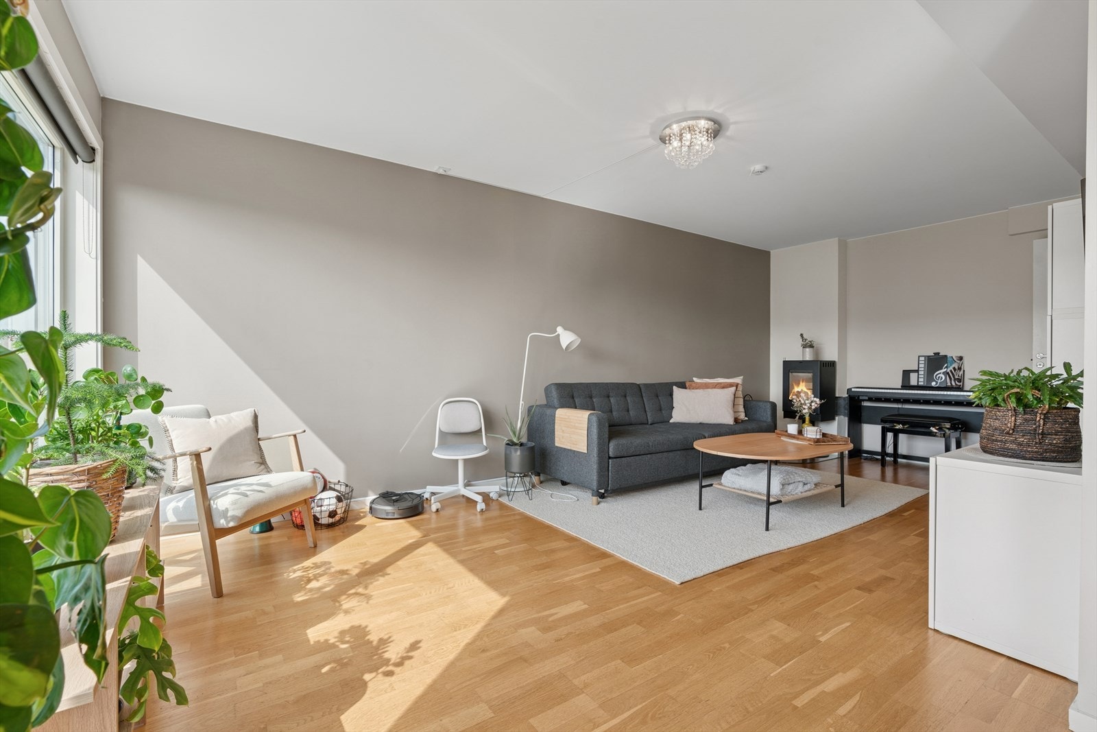 Utleiedelen har en romslig stue i åpen løsning med kjøkkenet. Også her har man god plass til å møblere med både sofa- og spisegruppe. Galleribilde