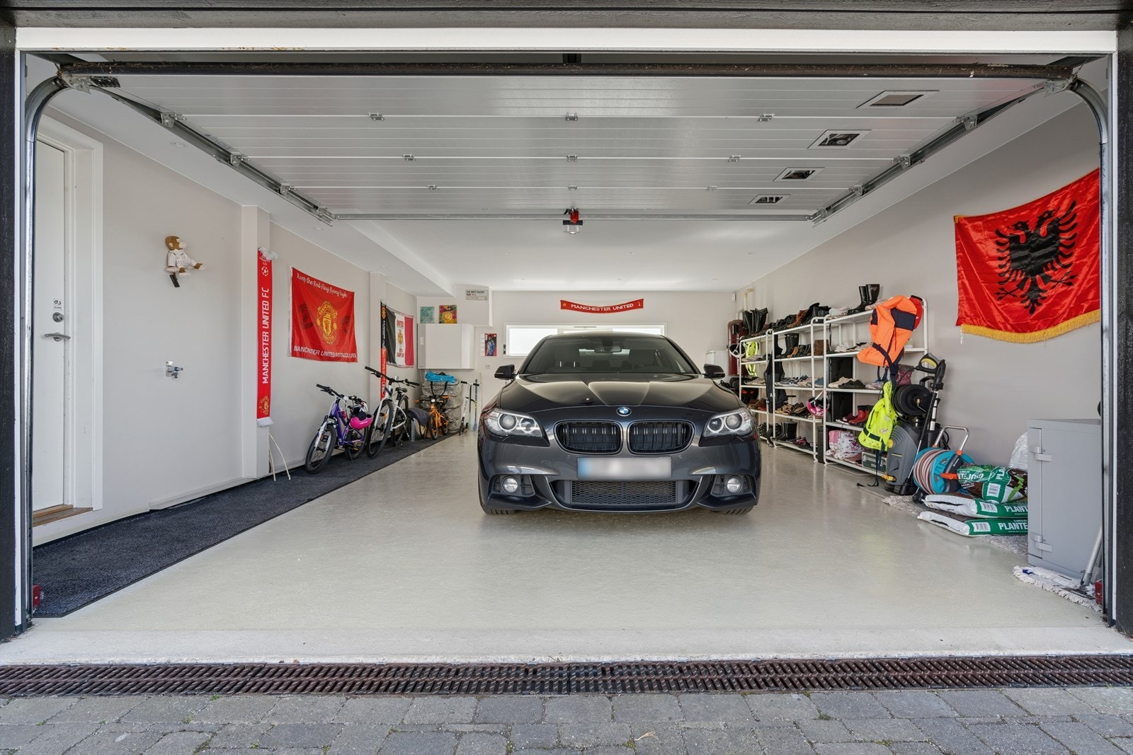 Stor garasje hvor man kan gå tørrskodd inn i boligen. Galleribilde