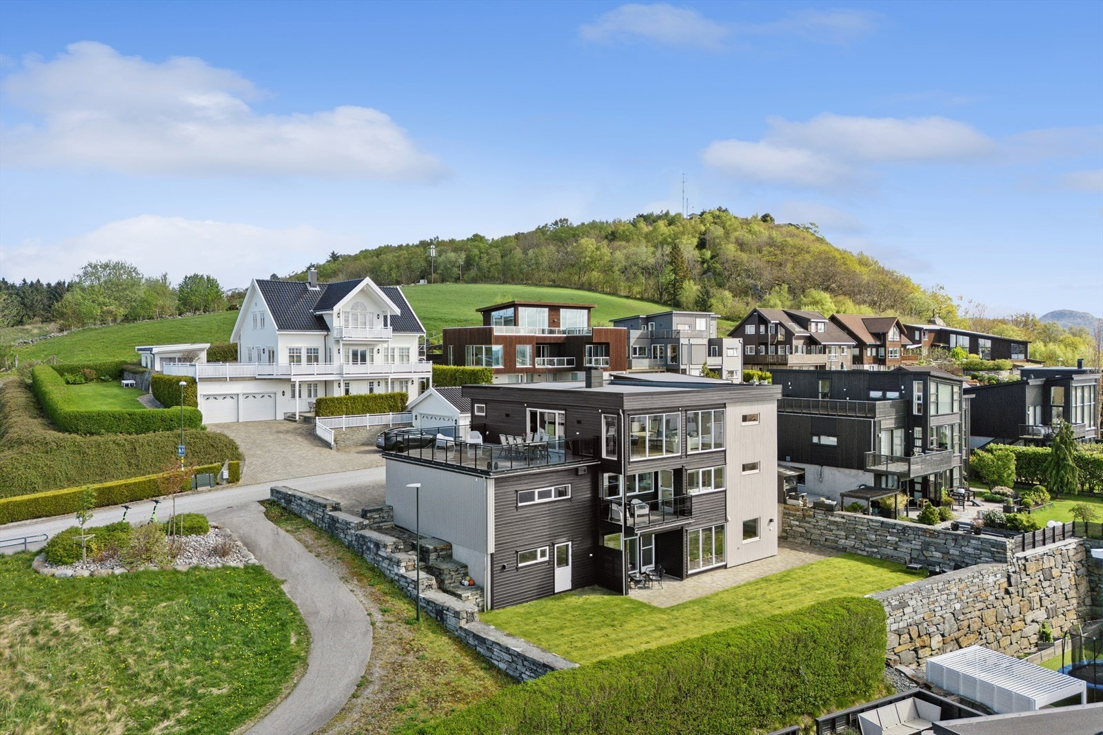 DNB Eiendom V/Atle Berge har gleden av å presentere Kjerrberglia 1 - En innholdsrik enebolig med attraktiv beliggenhet på Skadberg. Galleribilde