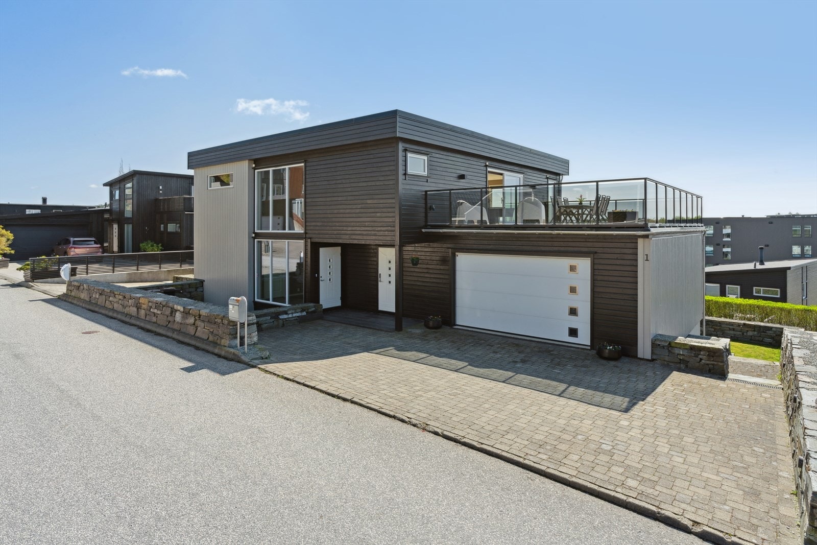 God plass til parkering av flere biler i gårdsrom i tillegg til garasje. Galleribilde